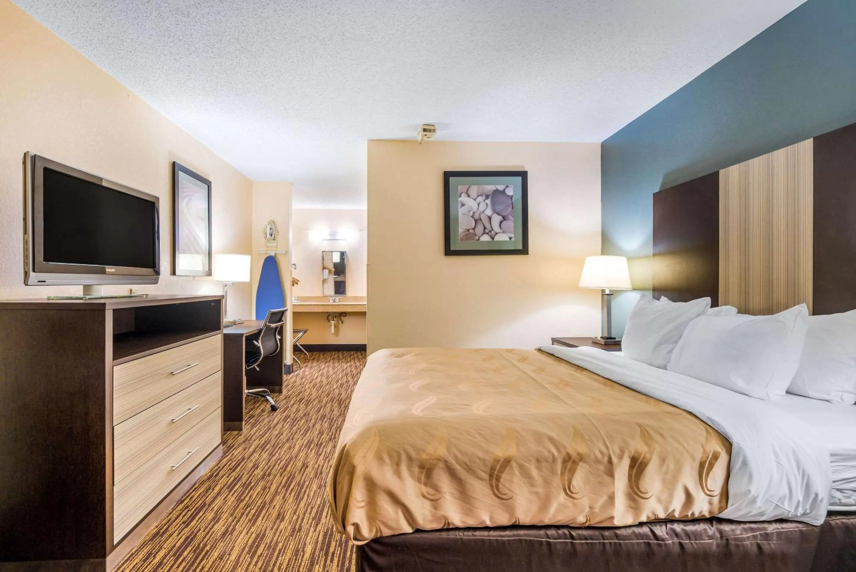 Queen Room - Accessible/ Smoking.   in Quality Inn Cullman I-65 Exit 310