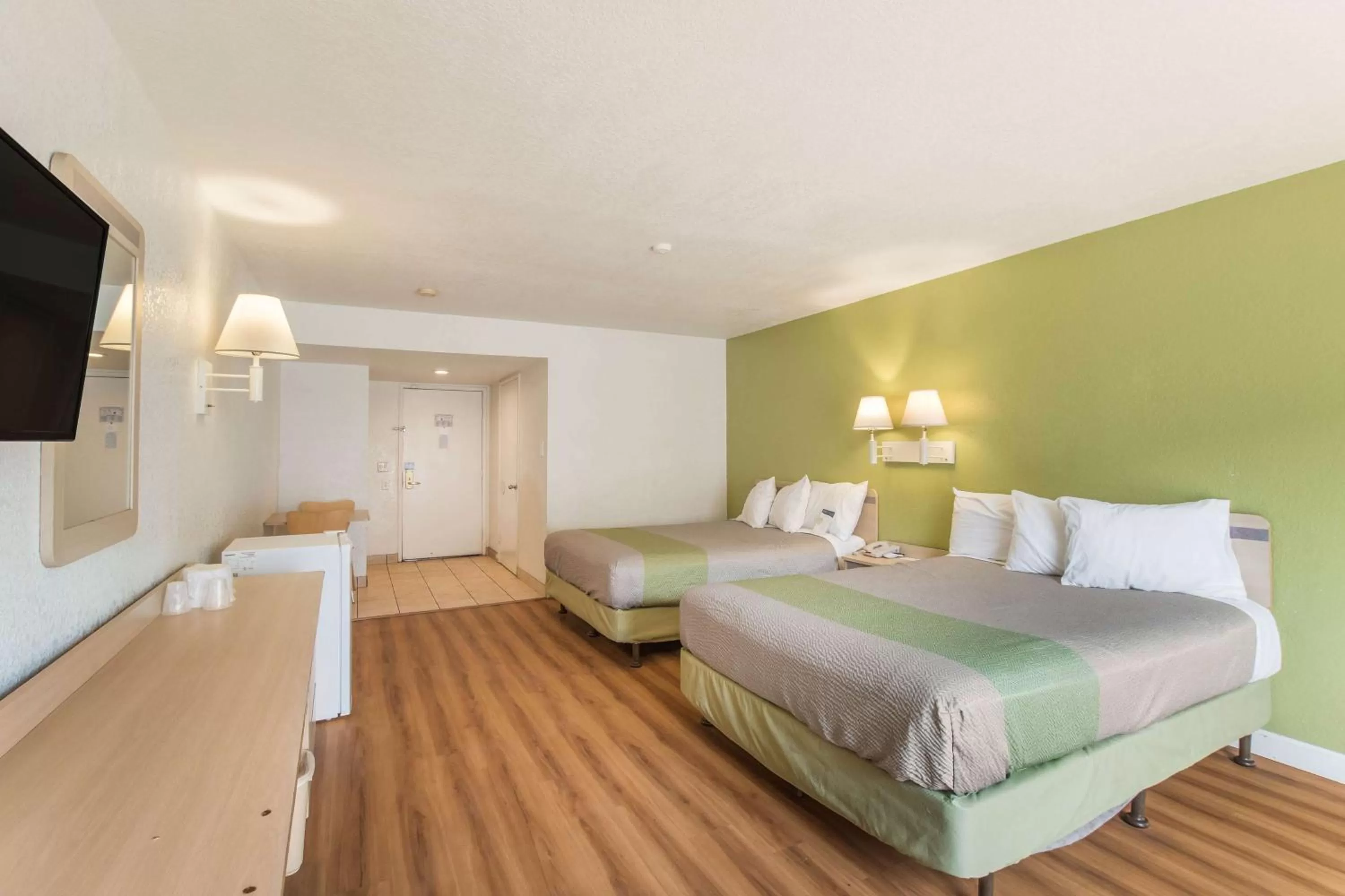 Deluxe Queen Room with Two Queen Beds - single occupancy - Smoking in Motel 6 Hemet