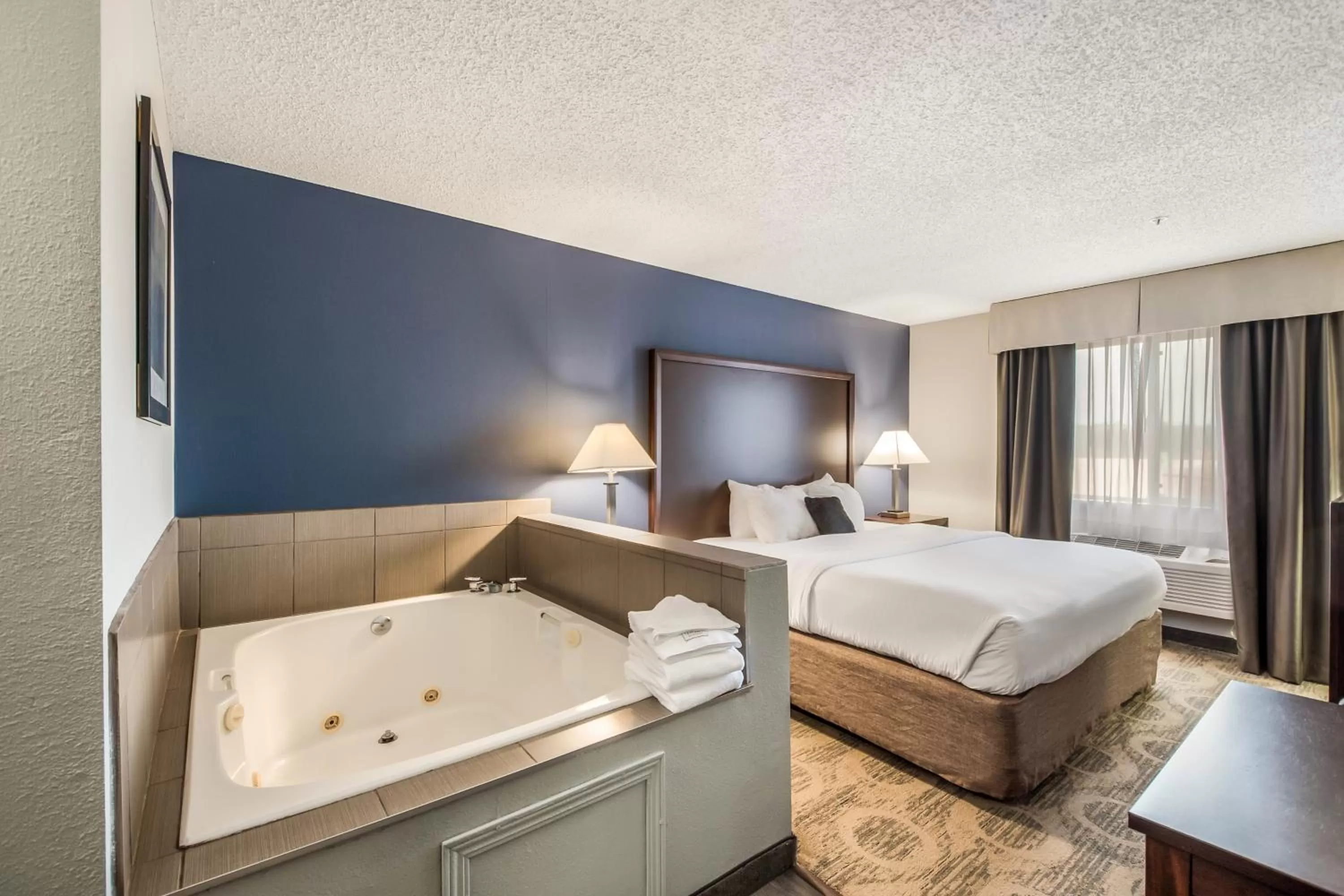 Deluxe King Room with Spa Bath - Non-Smoking in Red Lion Inn & Suites Sequim at Olympic National Park