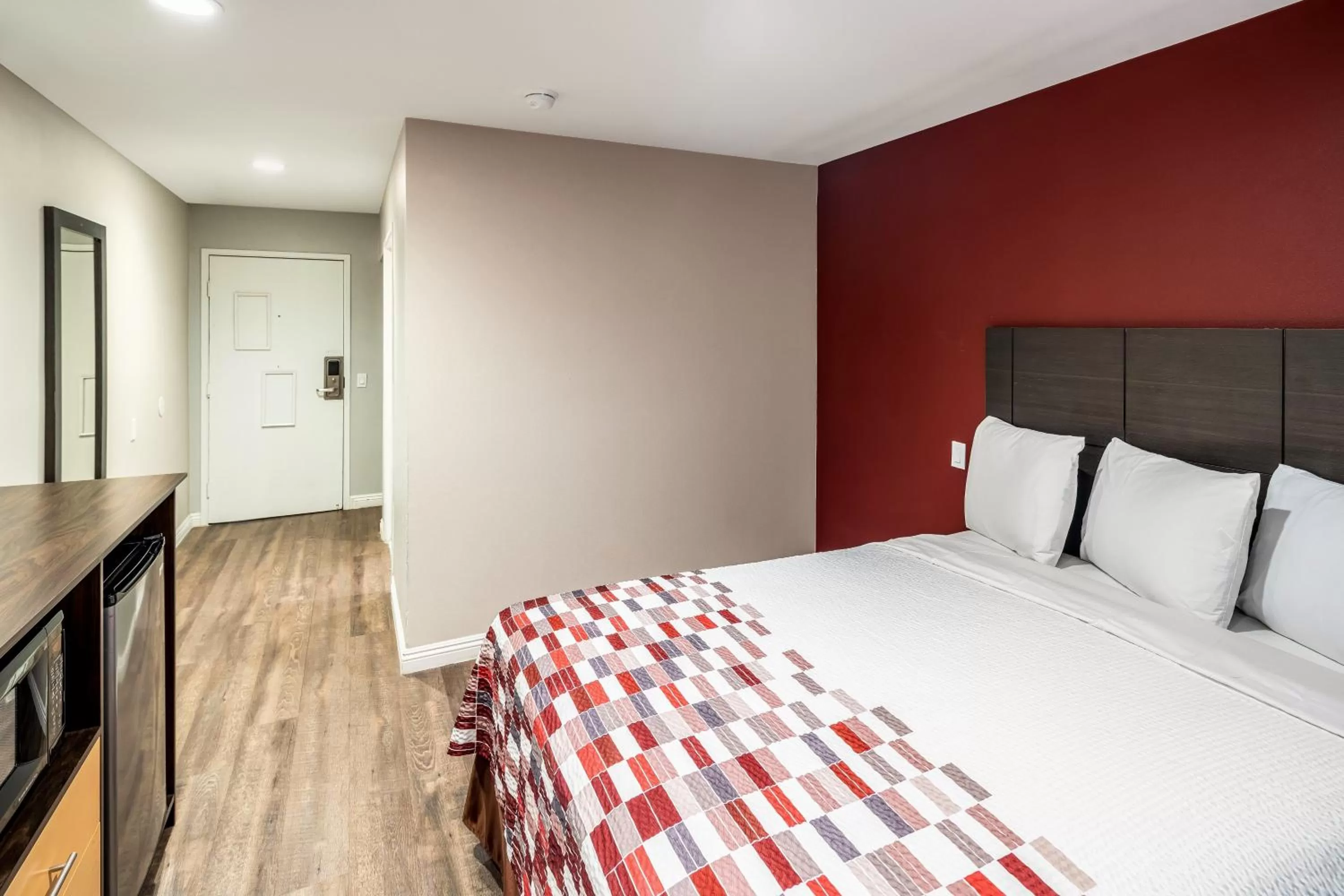 Deluxe Queen Room- Disability Accessible/Roll-In Shower Smoke Free  in Red Roof Inn St George, UT - Convention Center