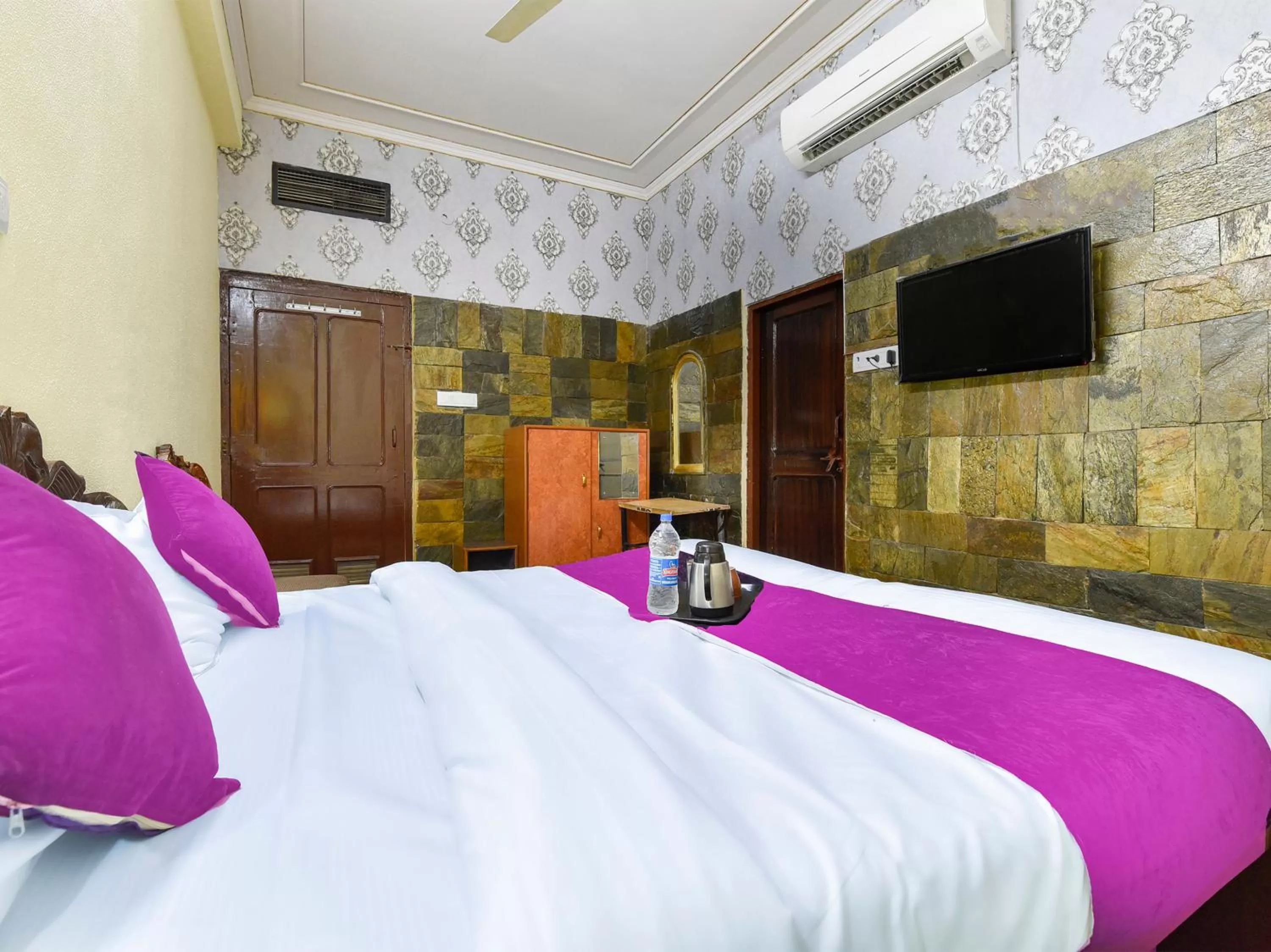 Bed in The Maurvi Inn