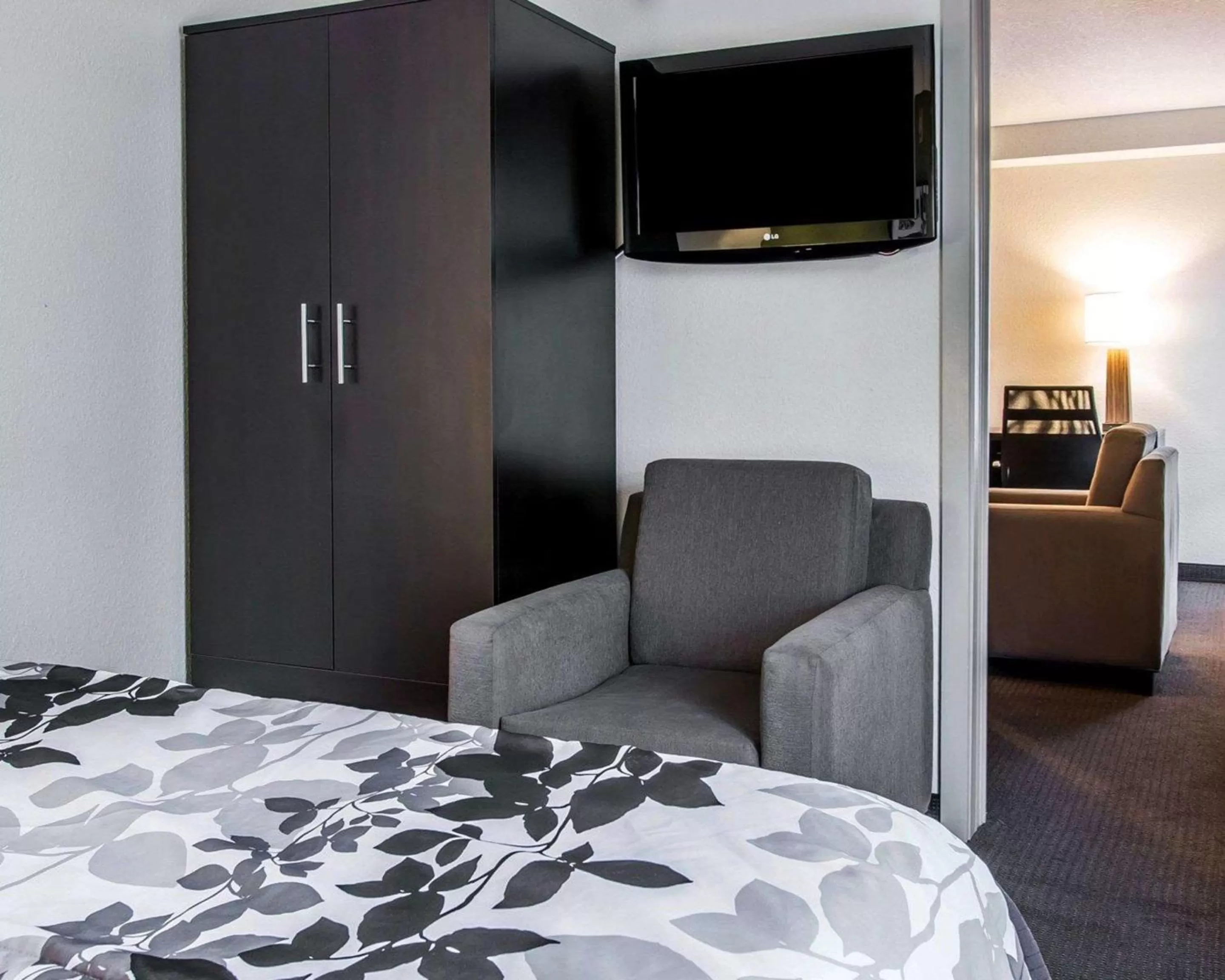 Photo of the whole room, Bed in Sleep Inn Midland - Bay City West