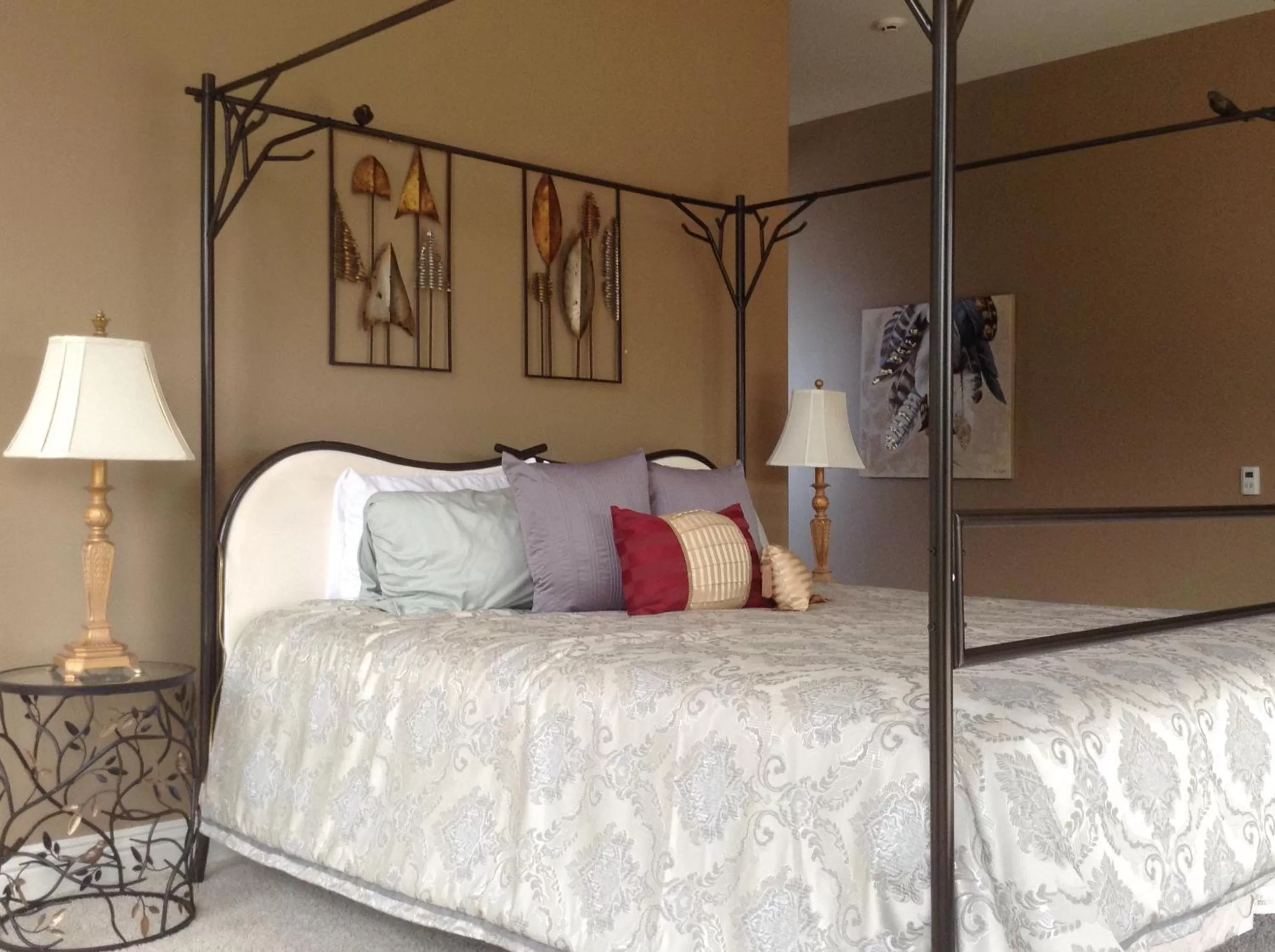 Deluxe Suite in Mill Creek Gardens