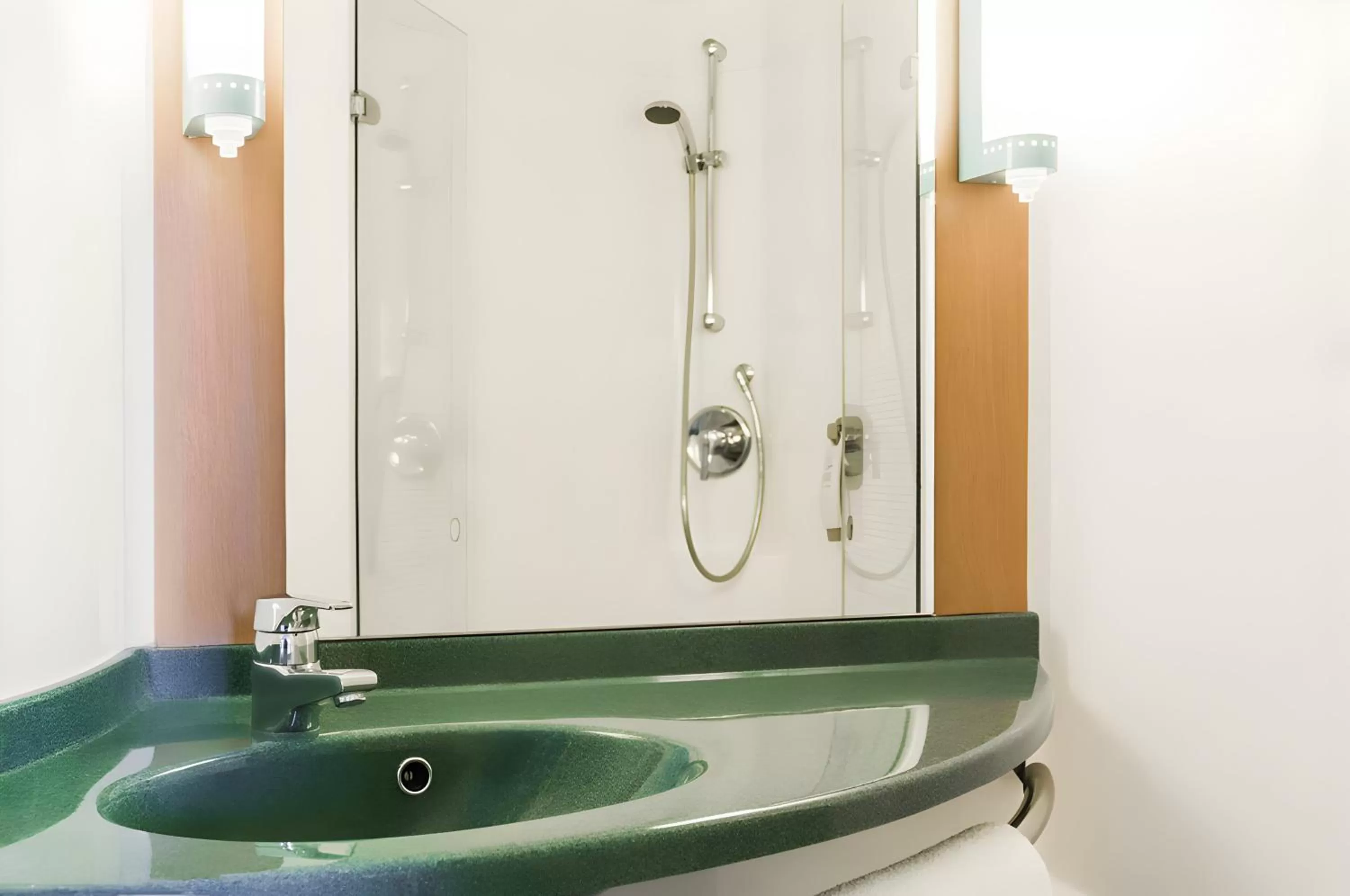 Standard Twin Room in ibis Liverpool Centre Albert Dock – Liverpool One