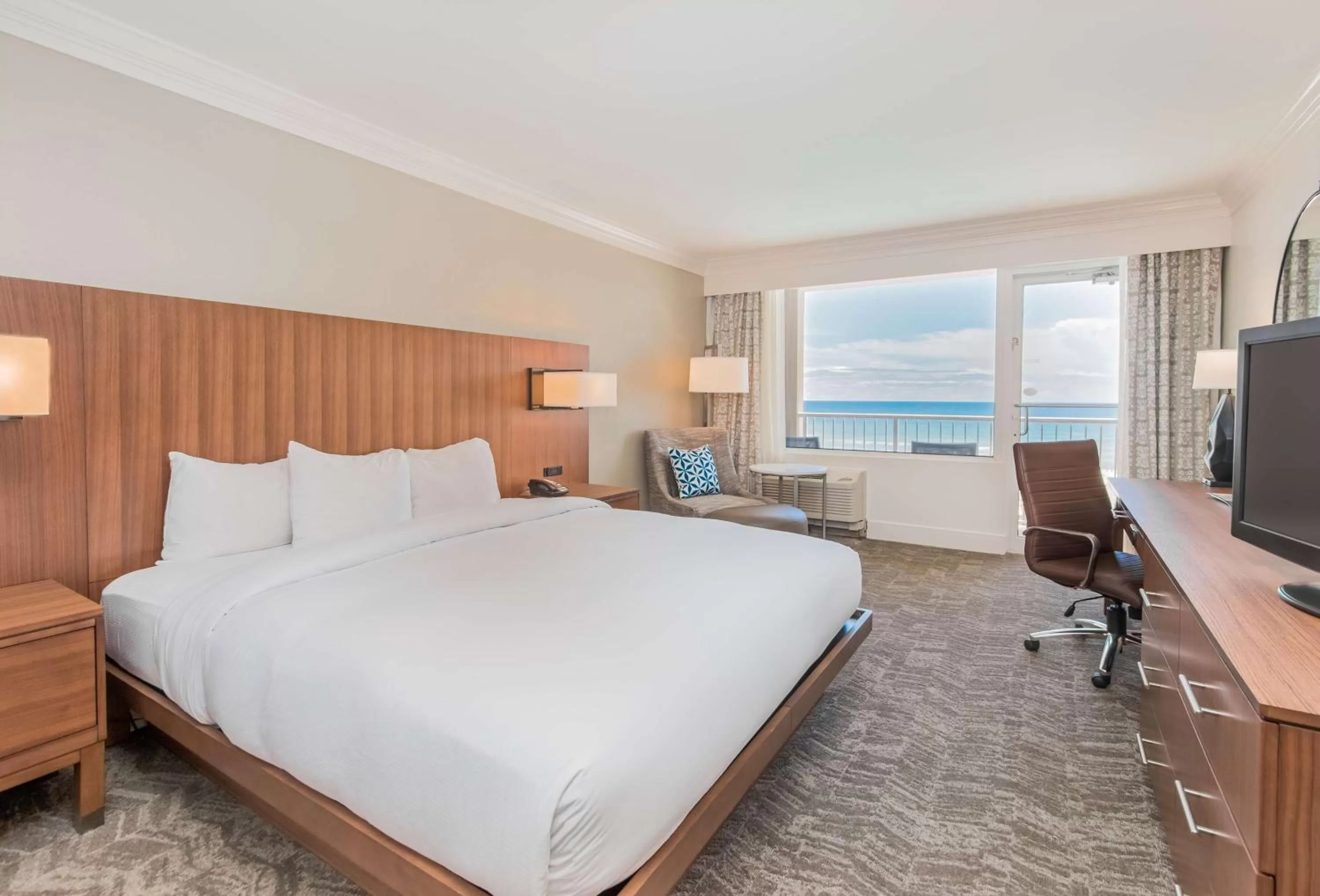 Deluxe King Room in Hilton Pensacola Beach