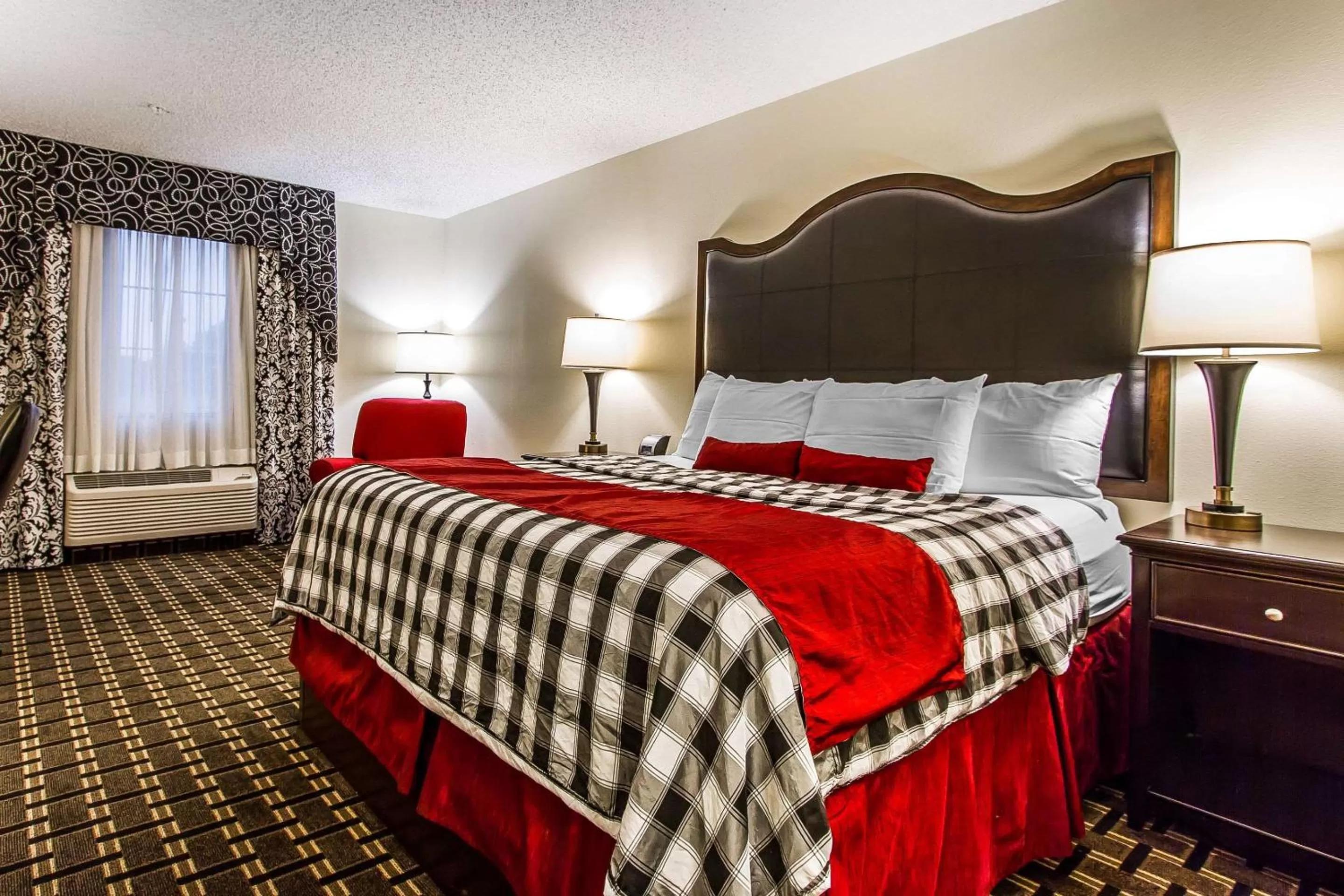 King Suite - Accessible/Smoking in Evangeline Downs Hotel, Ascend Hotel Collection