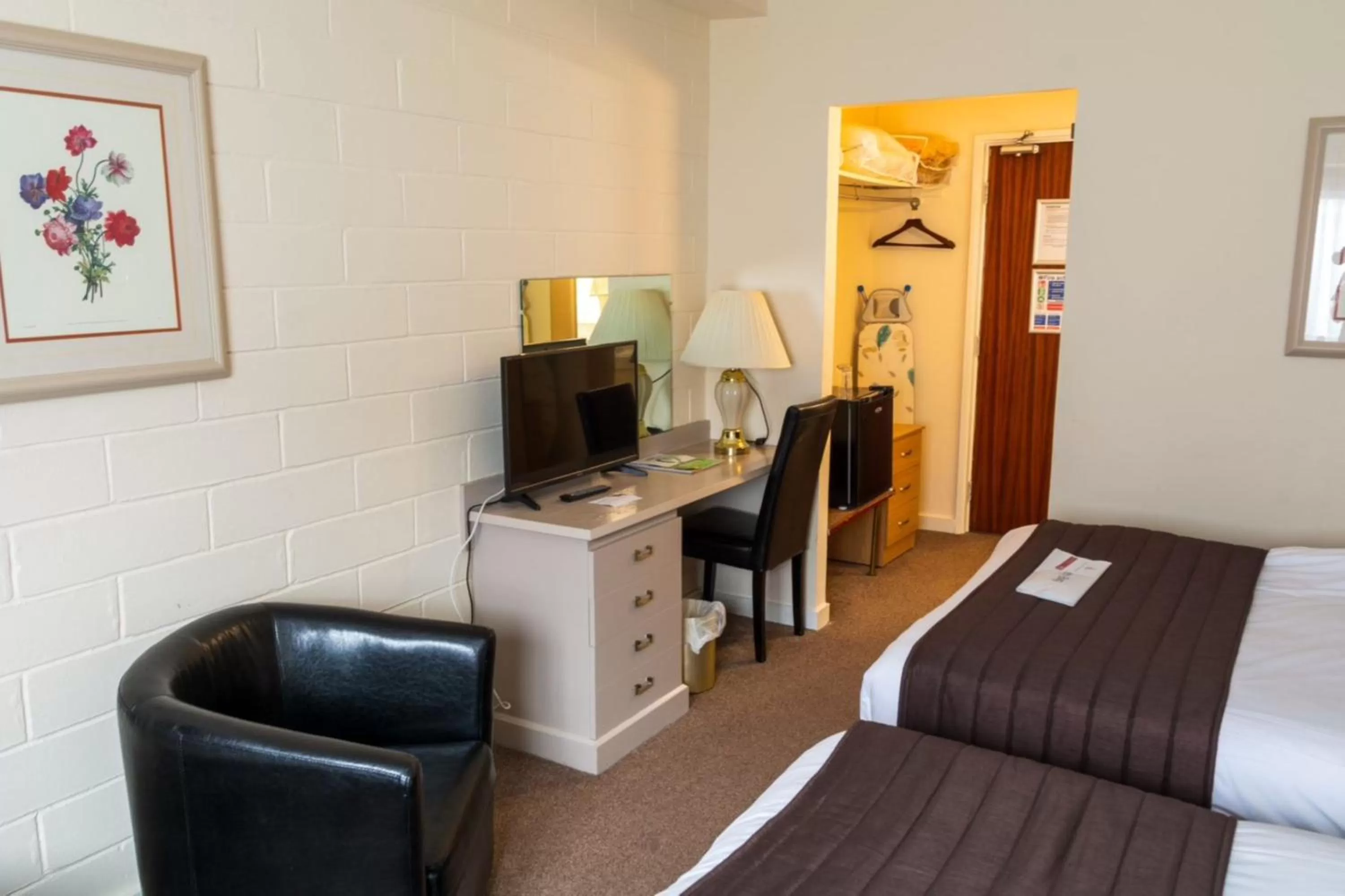 Twin Room in The Waterside