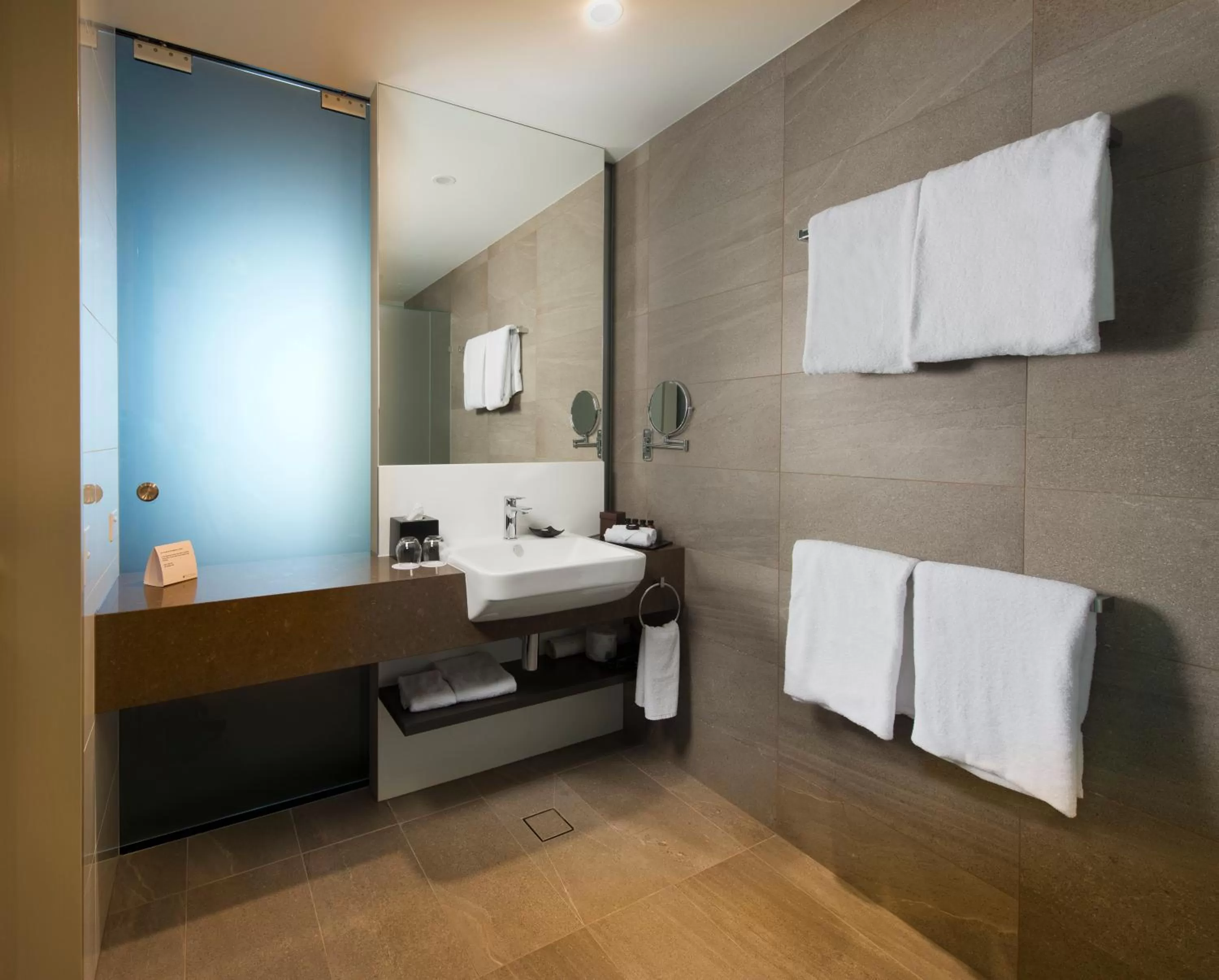 Deluxe Executive Double Room with Lounge Access in Pullman Brisbane Airport