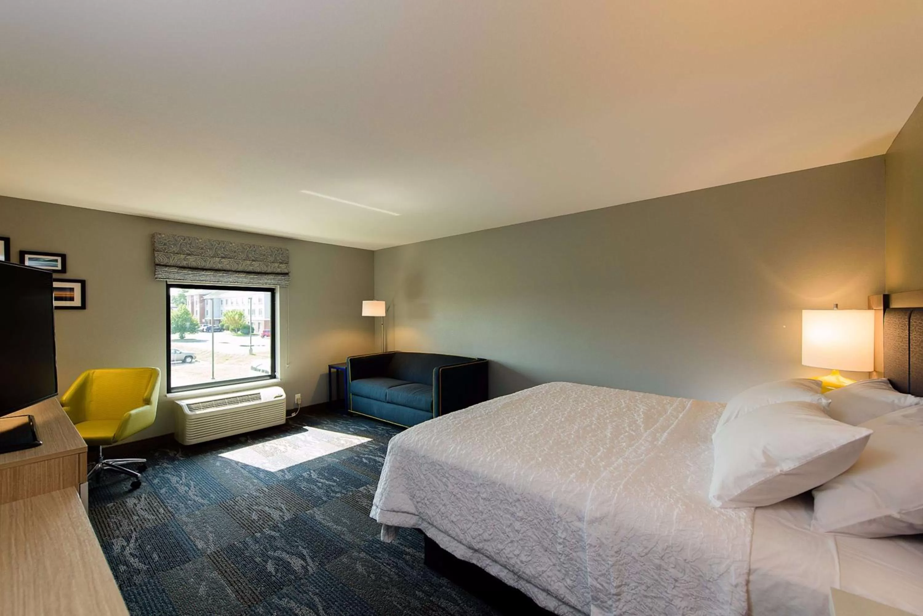 King Room with Sofa Bed - Non-Smoking in Hampton Inn Superior Duluth, Wi