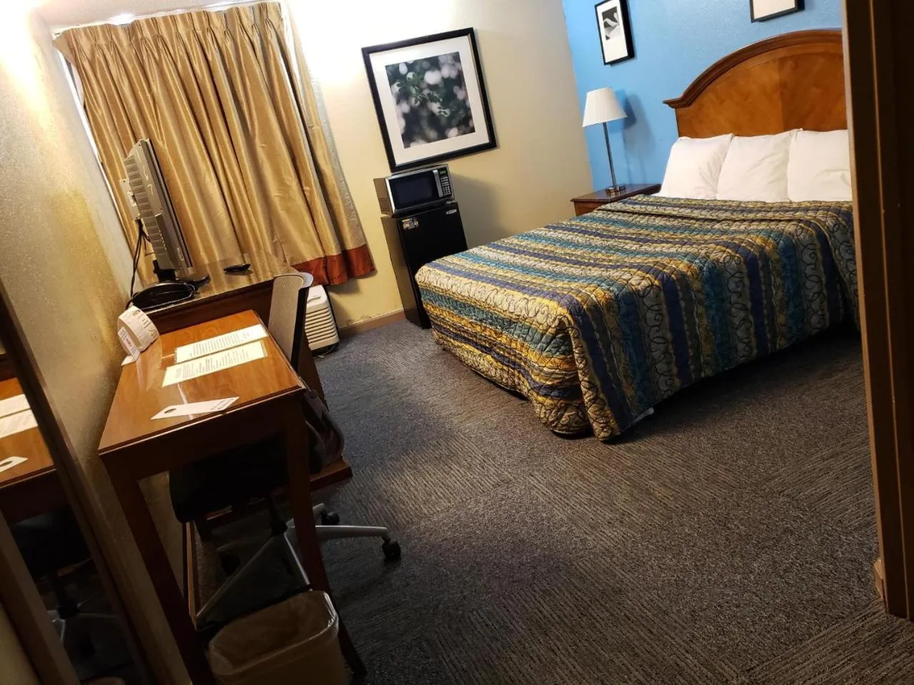 King Room in Red Carpet Inn-Macon