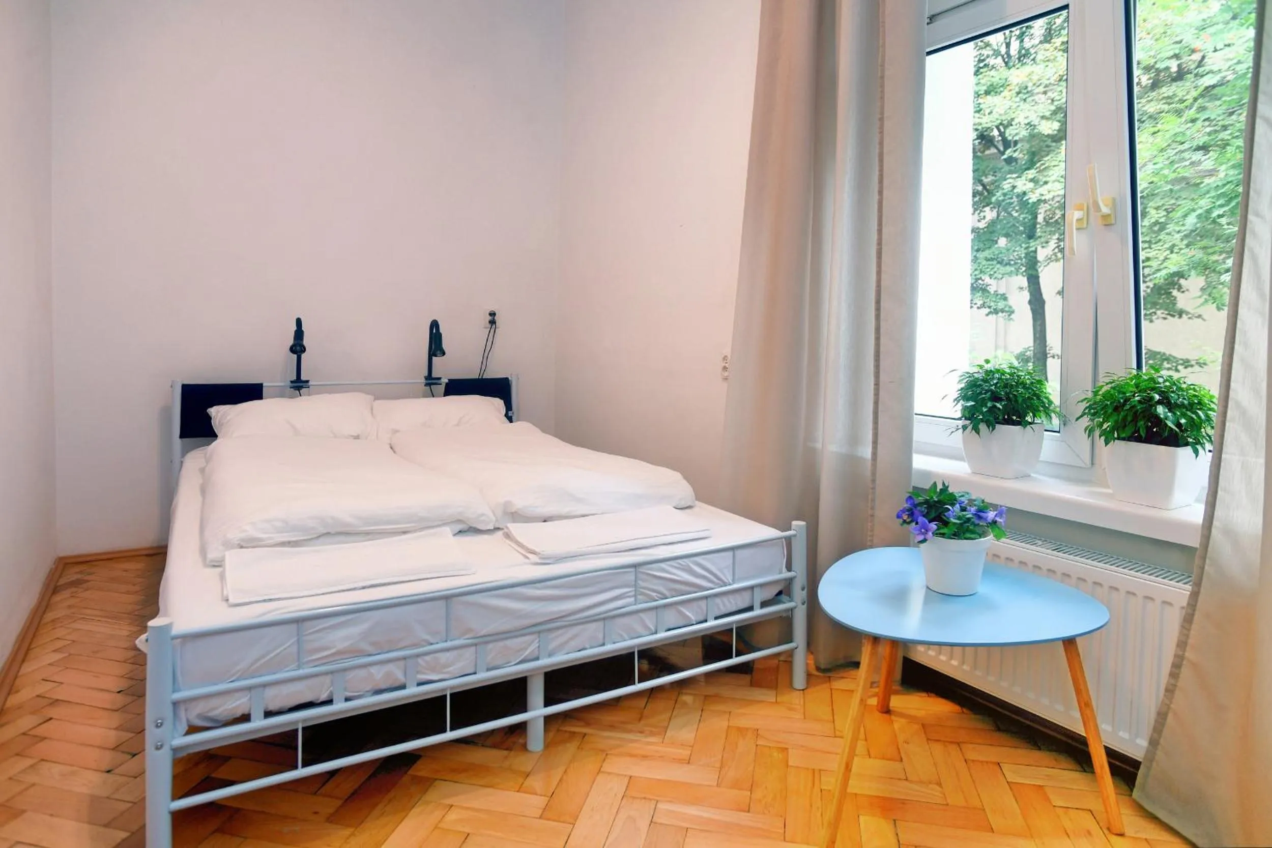 Double Room in Warsaw Hostel Centrum Private Rooms & Dorms