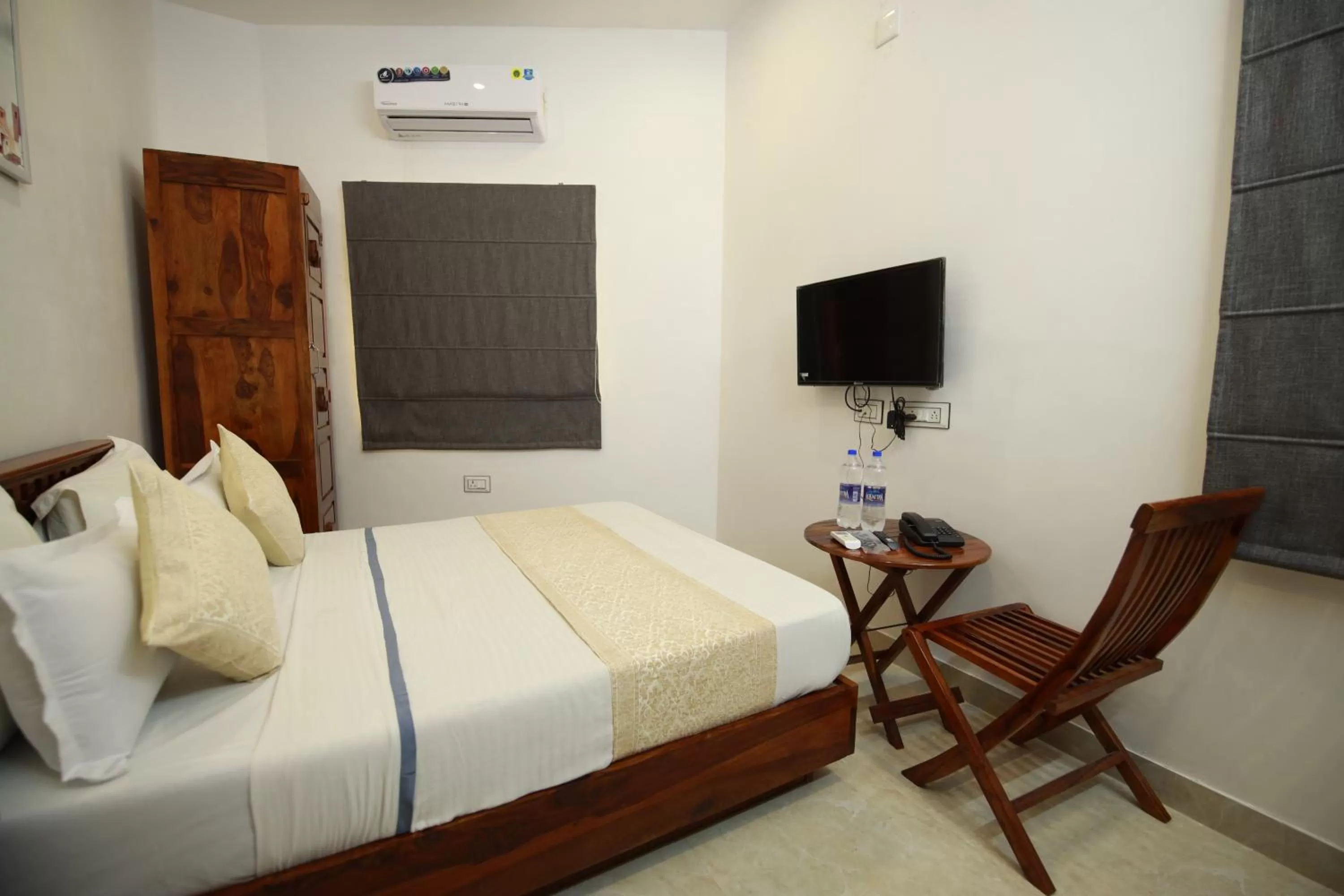 Deluxe Queen Room - single occupancy in Hotel Casa by the lake