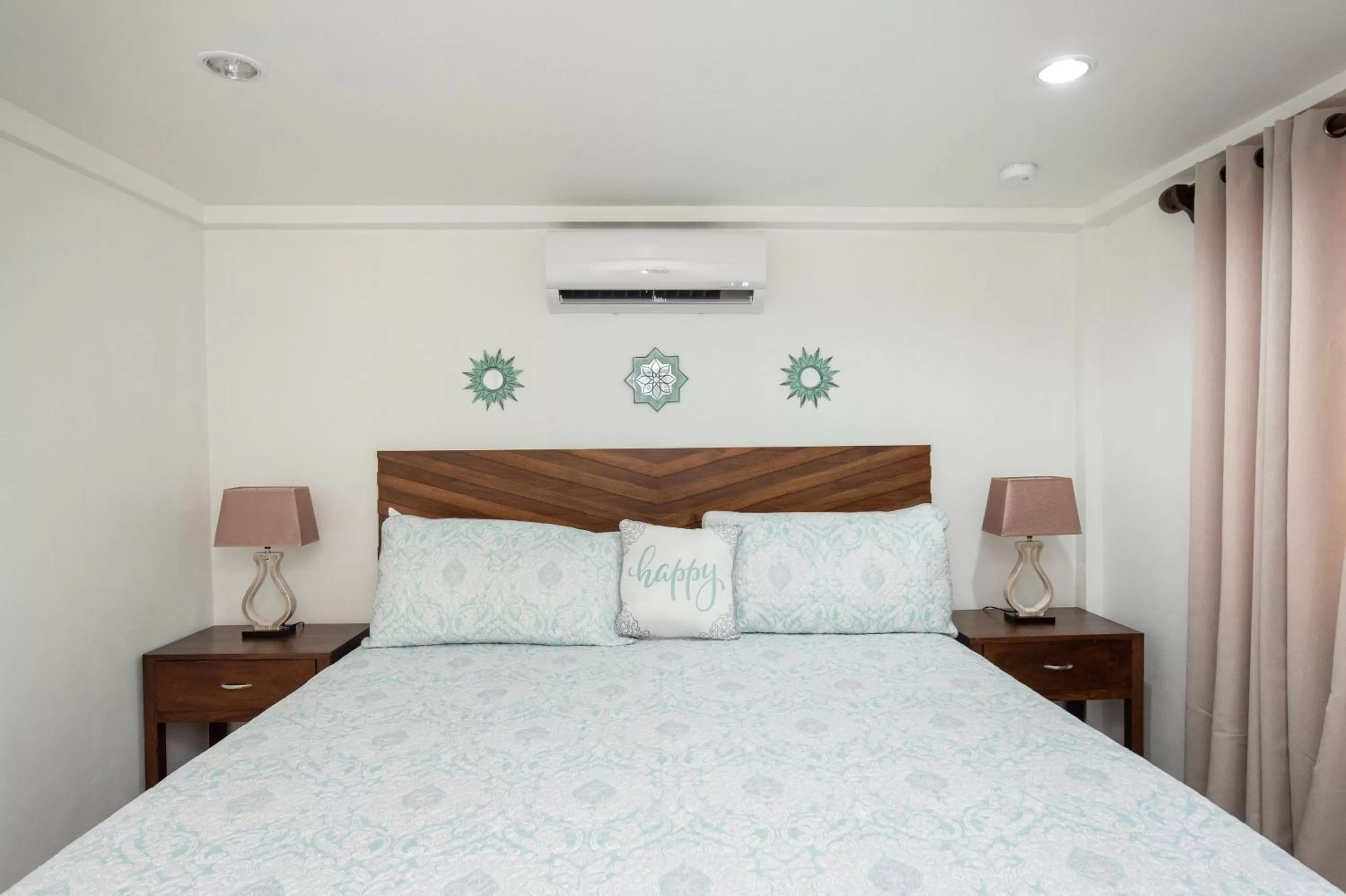 Budget King Bed - single occupancy in La Casa de Paz Hotel