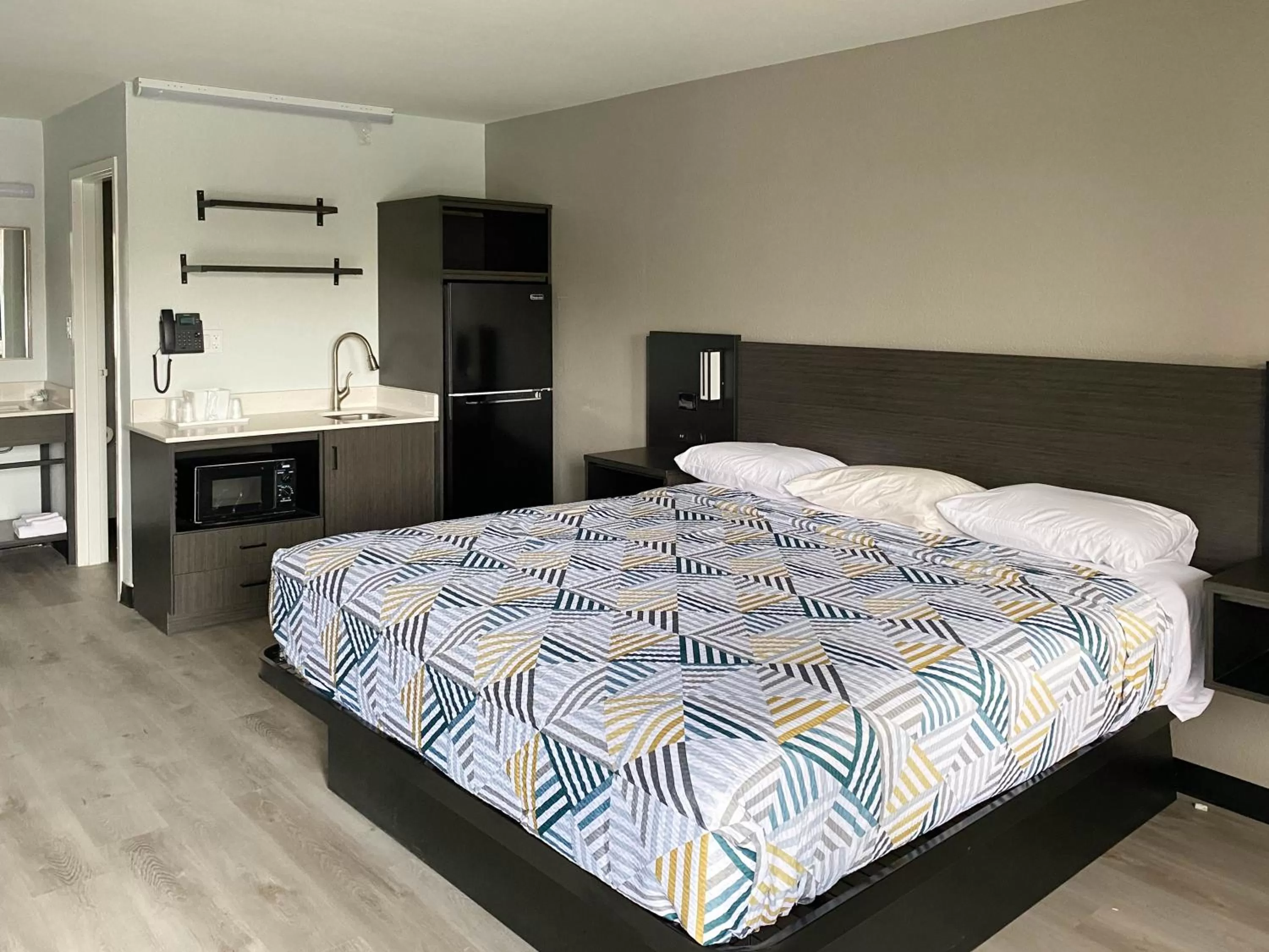 Deluxe King Room - Non-Smoking in Studio 6 Rosenberg TX