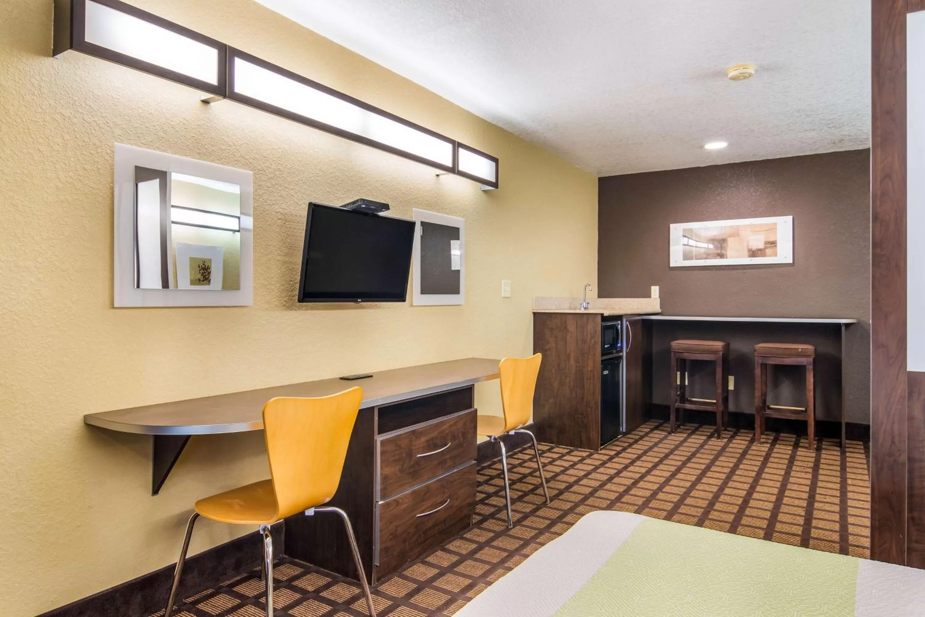 Queen Suite - Non-Smoking in Motel 6-Canton, GA
