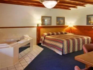 King Suite with Spa Bath in Knights Inn Franklin