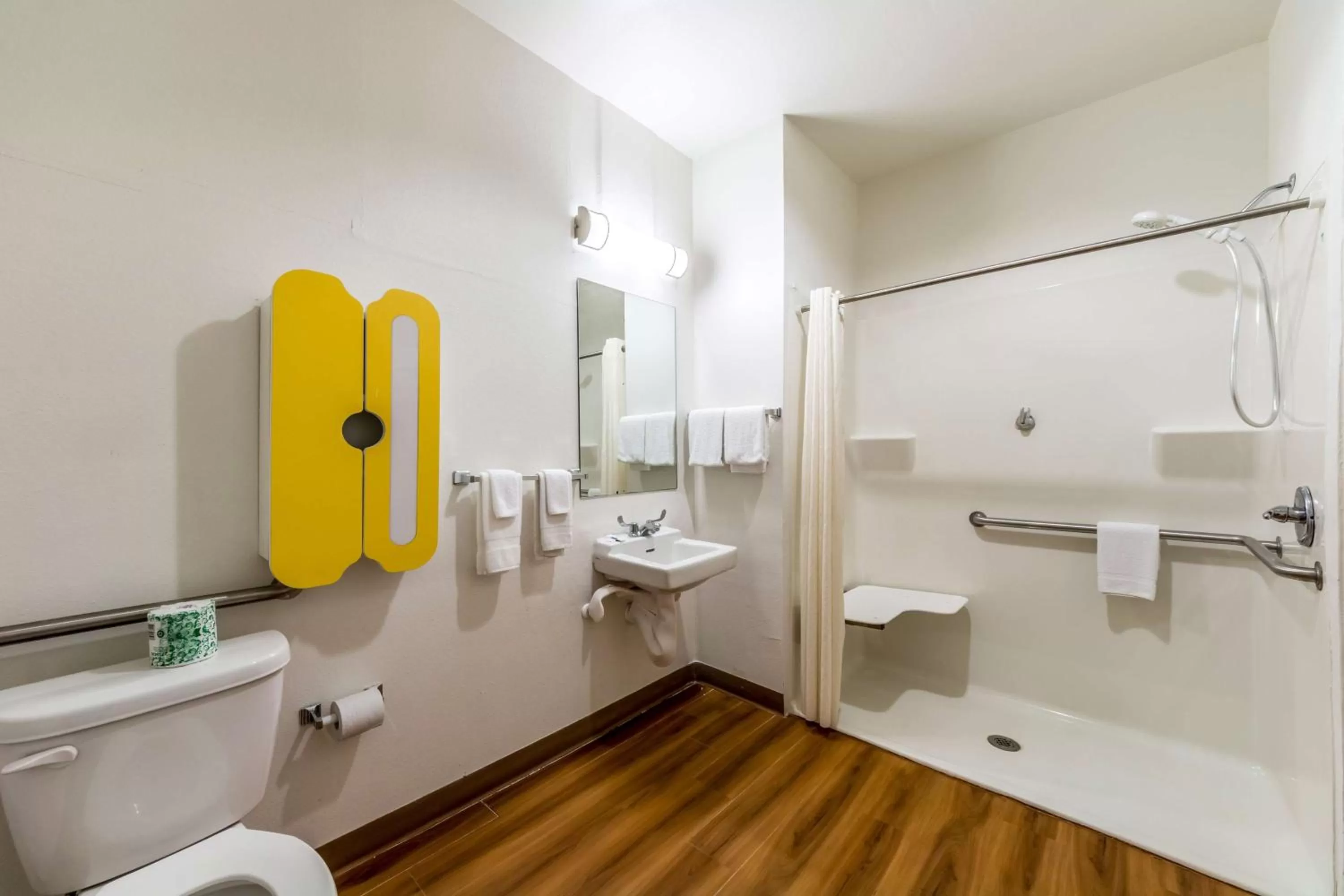 King Room with Roll-In Shower - Mobility/Hearing Accessible - Non-Smoking in Super 8 by Wyndham Kenedy