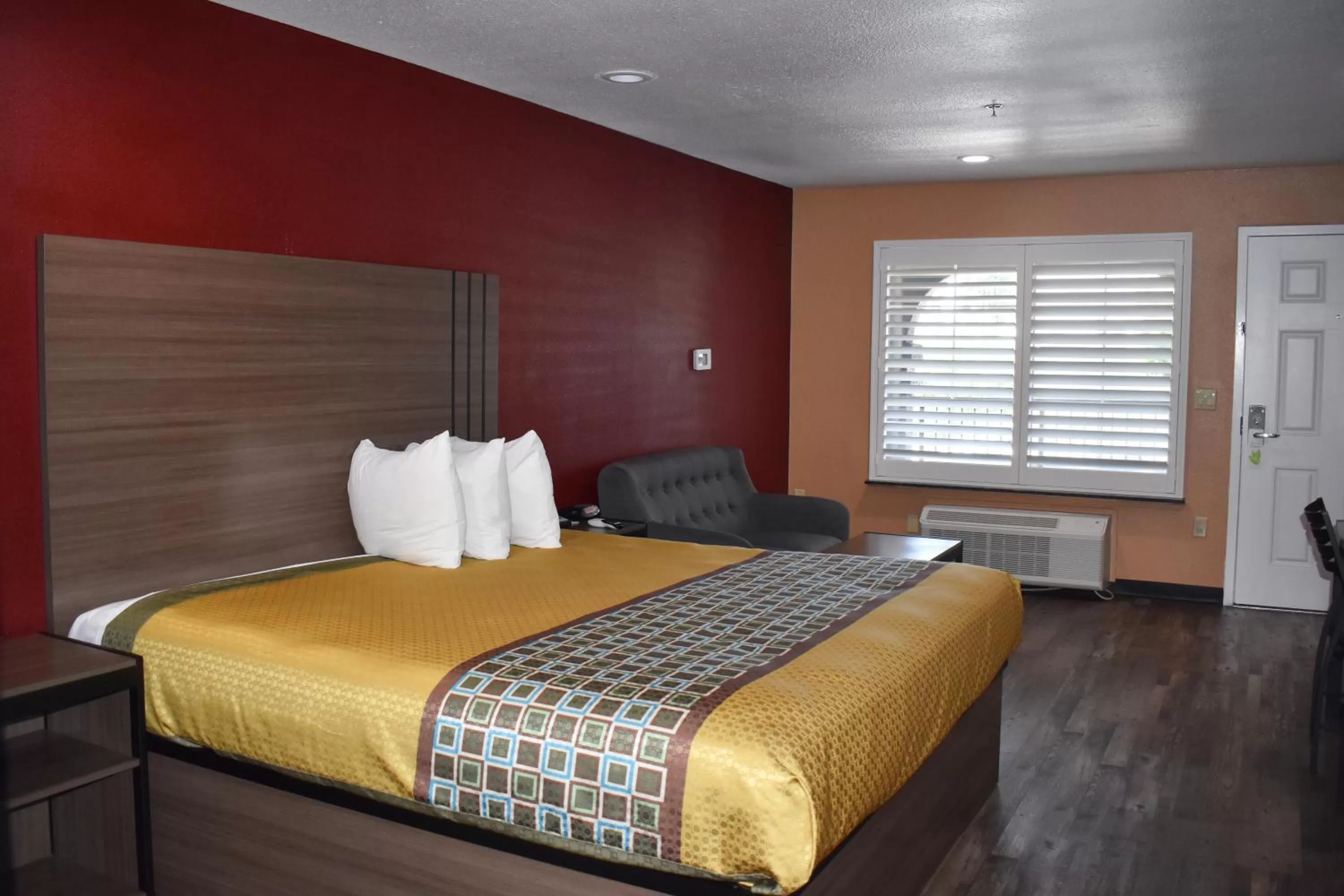 One King Bed Mobility Access Non-Smoking in Americas Best Value Inn Manteca