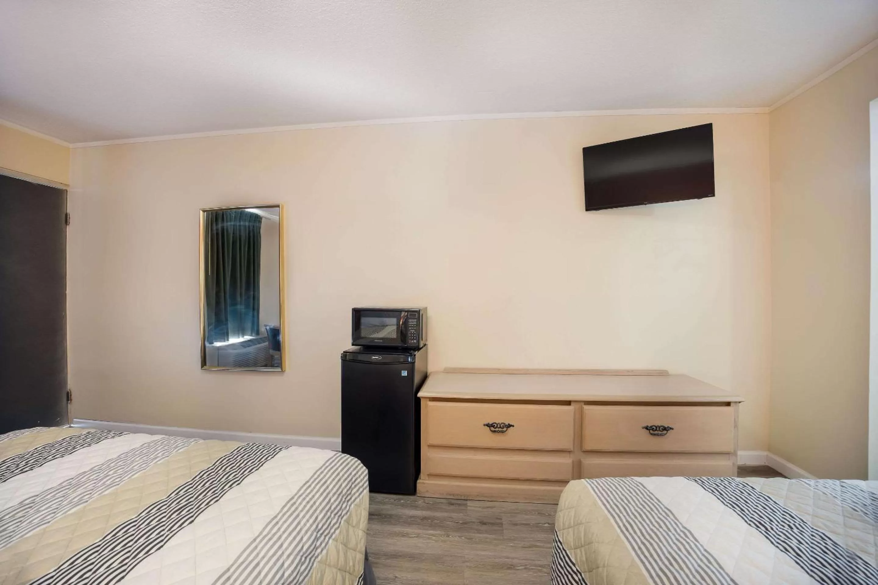 Standard Double Room with Two Double Beds - Smoking in Rodeway Inn