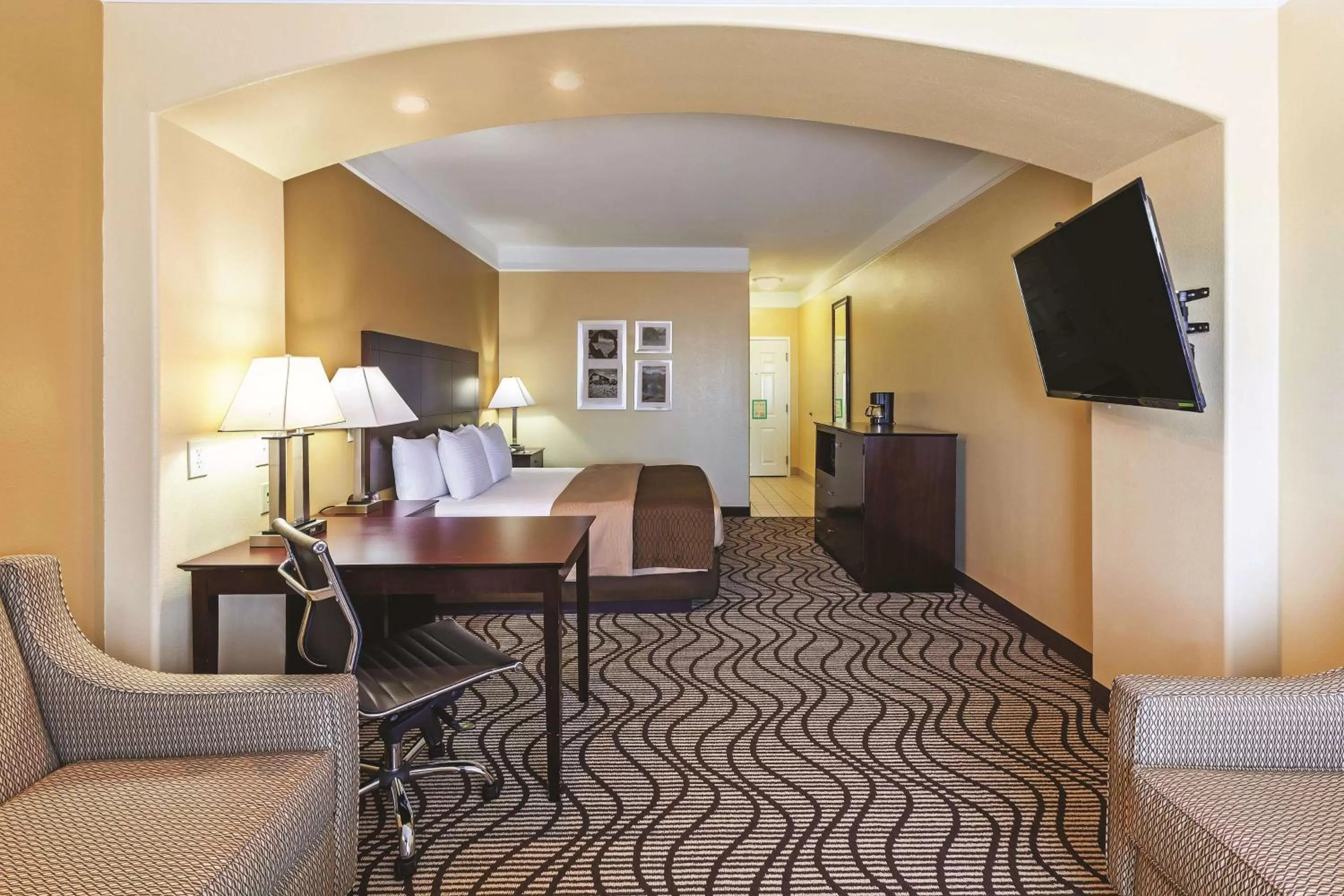 Deluxe King Room with Bath Tub - Mobility/Hearing Accessible - Non-Smoking in La Quinta by Wyndham Angleton
