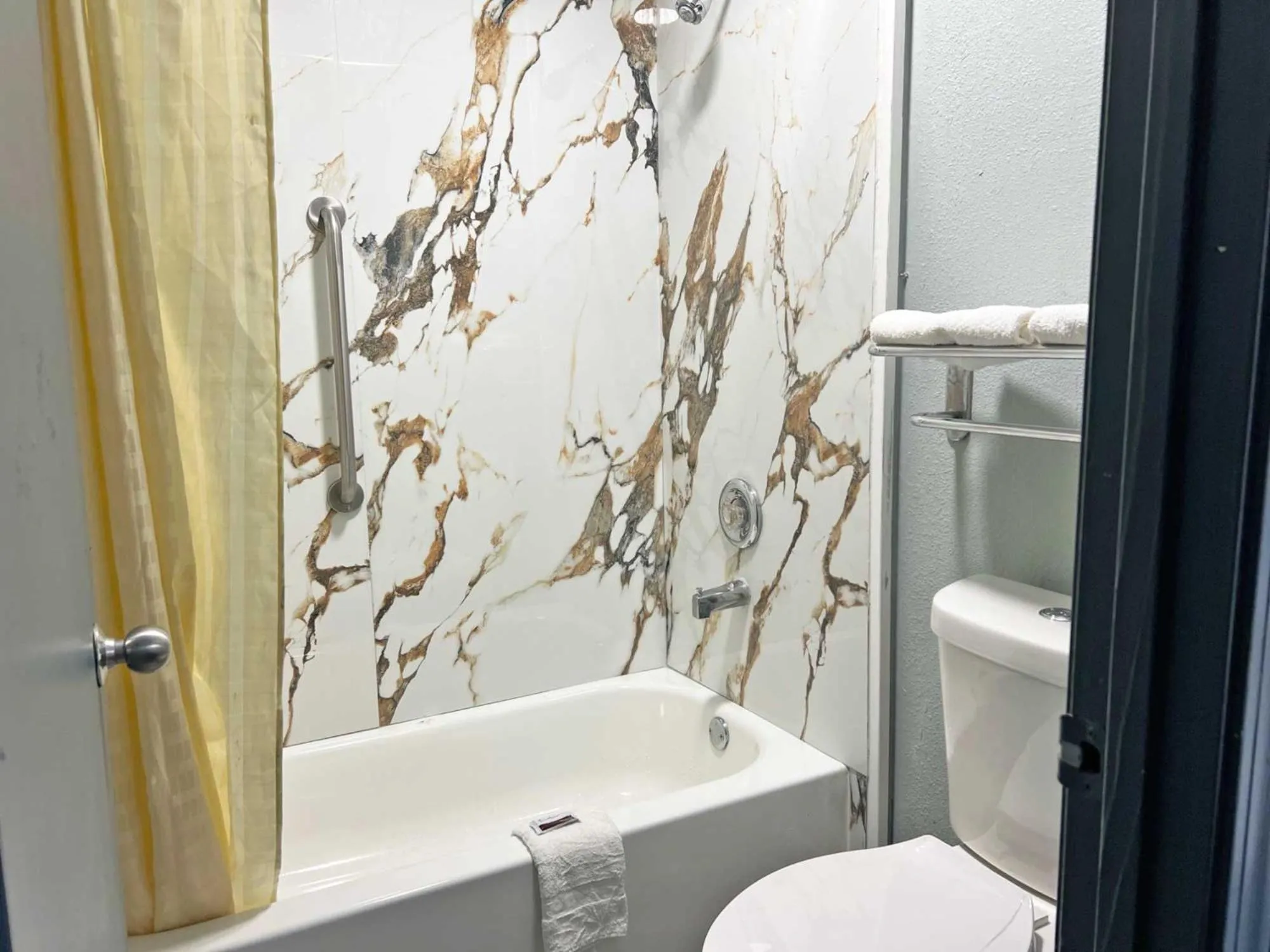 King Room in Red Carpet Inn & Suites