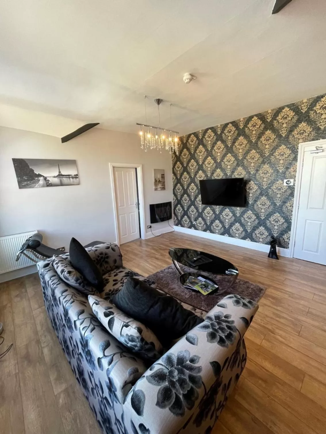 One-Bedroom Apartment in The Whittington and Cat