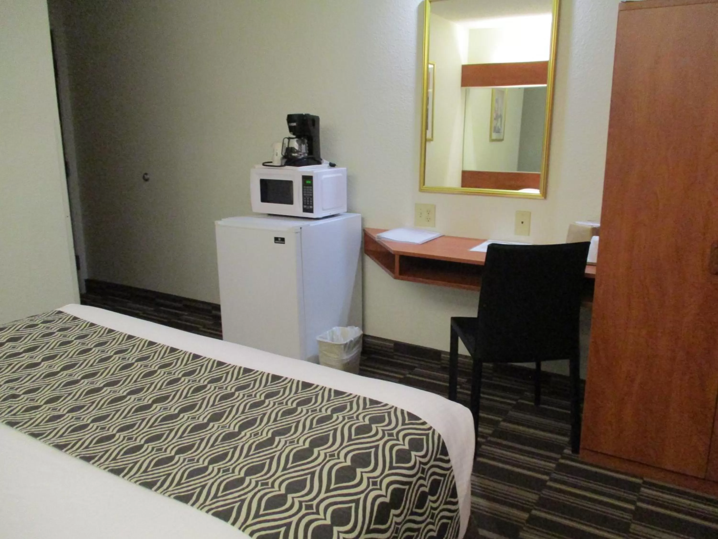Queen Room - Non-Smoking in Microtel Inn and Suites - Inver Grove Heights