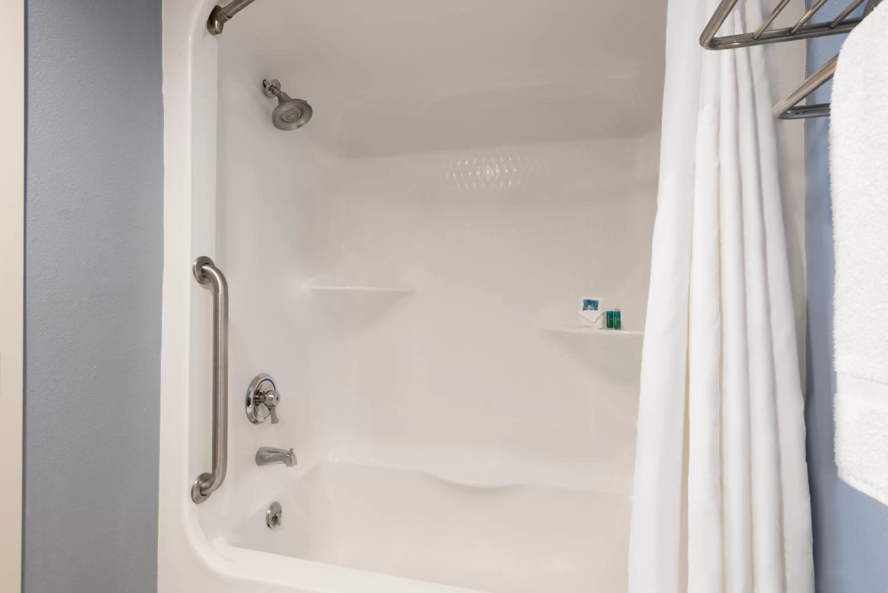 Standard Queen Room with Two Queen Beds in Holiday Inn Express Cambridge by IHG