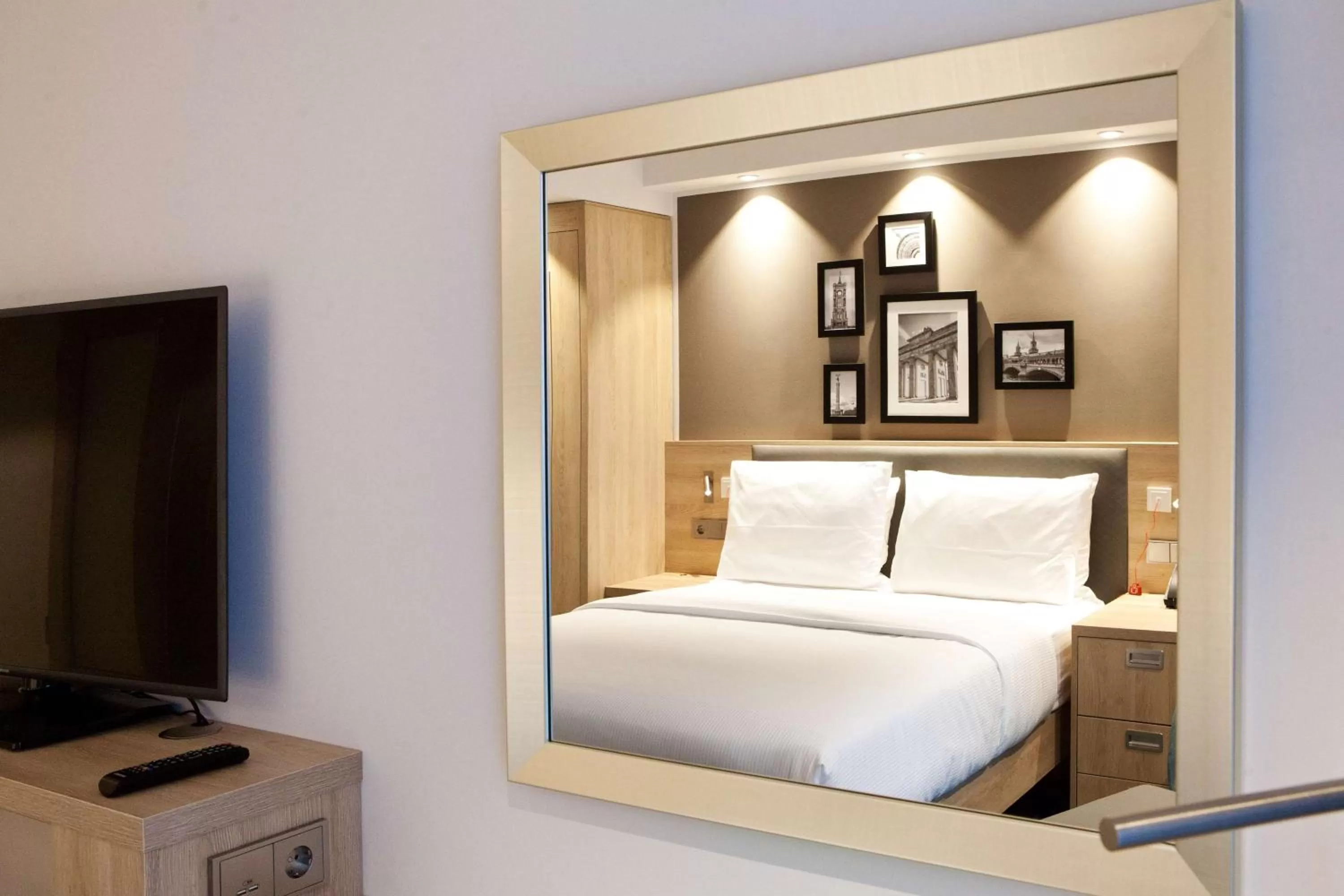 Bed in Hampton By Hilton Berlin City East Side Gallery