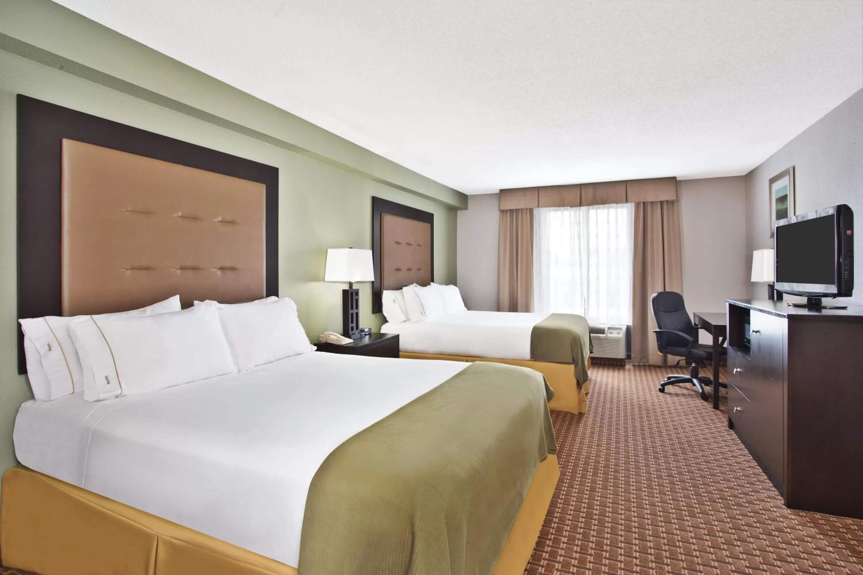Standard Queen Room with Two Queen Beds in Holiday Inn Express Hotel and Suites Harrington - Dover Area by IHG