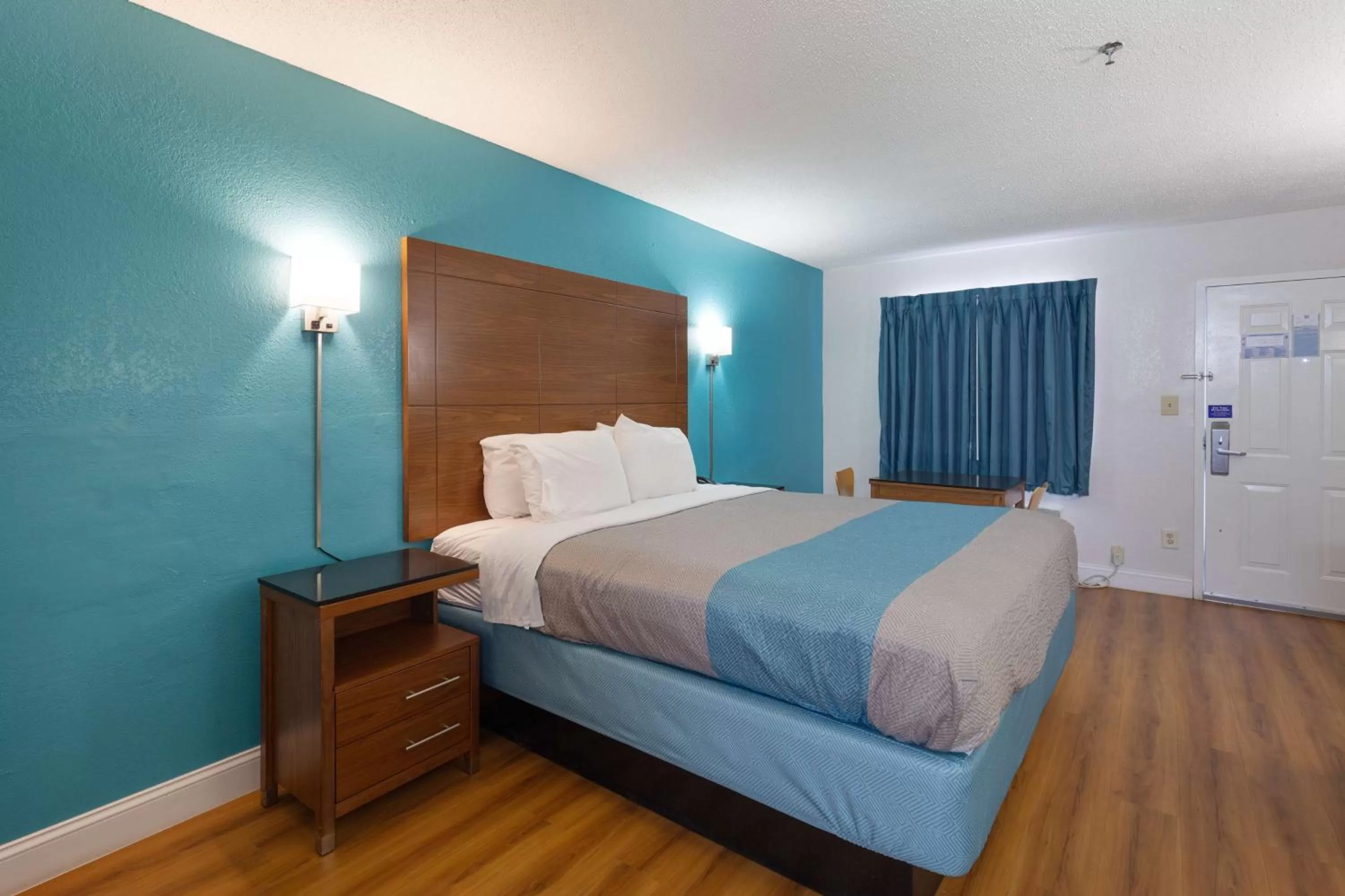 Deluxe King Room - Non-Smoking in Motel 6-Albany, GA