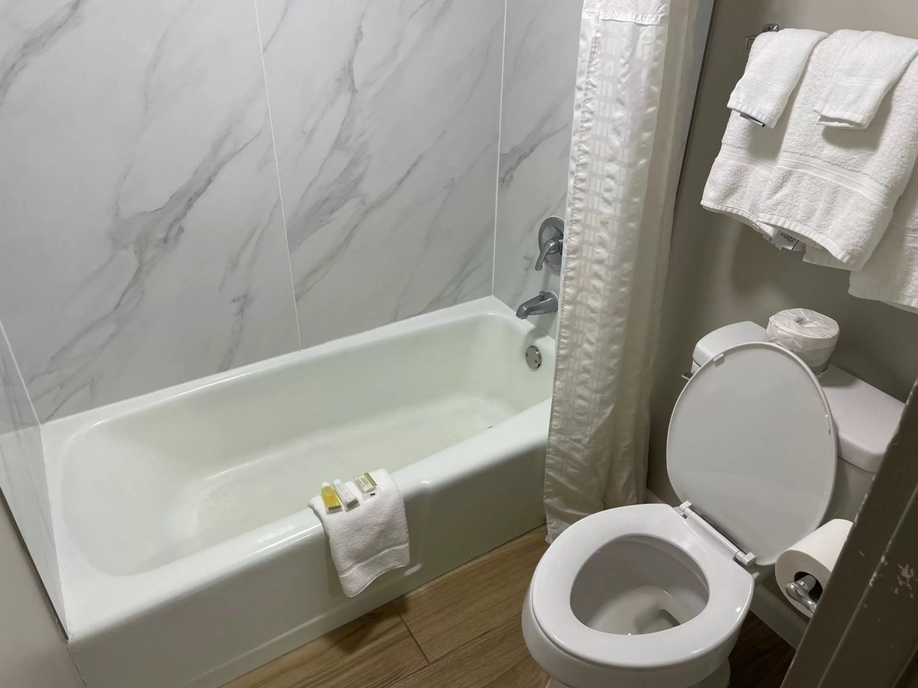 King Room - Non-Smoking in Days Inn by Wyndham Valdosta/Near Valdosta Mall