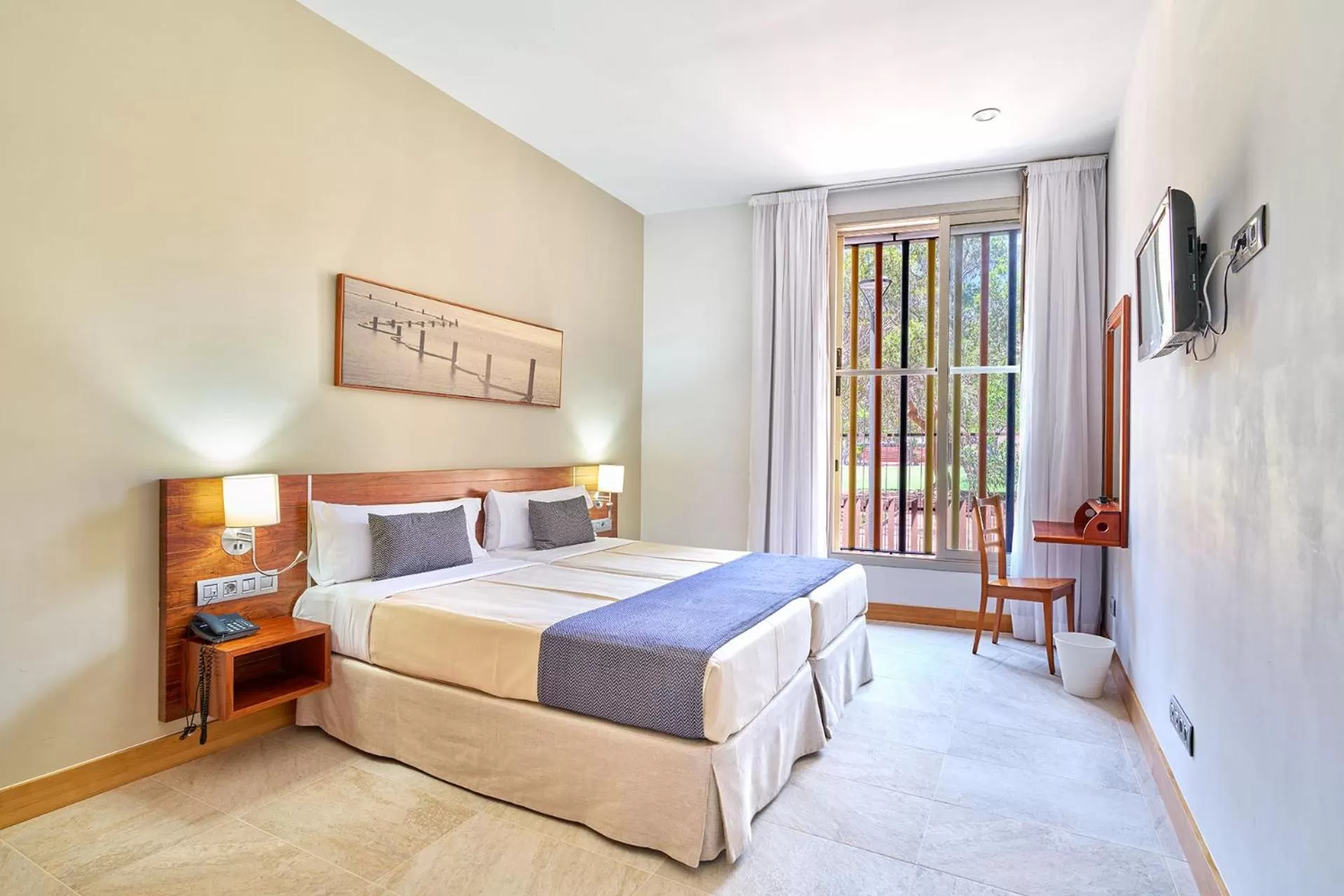 Twin Room - Disability Access in Hotel Torre Del Conde