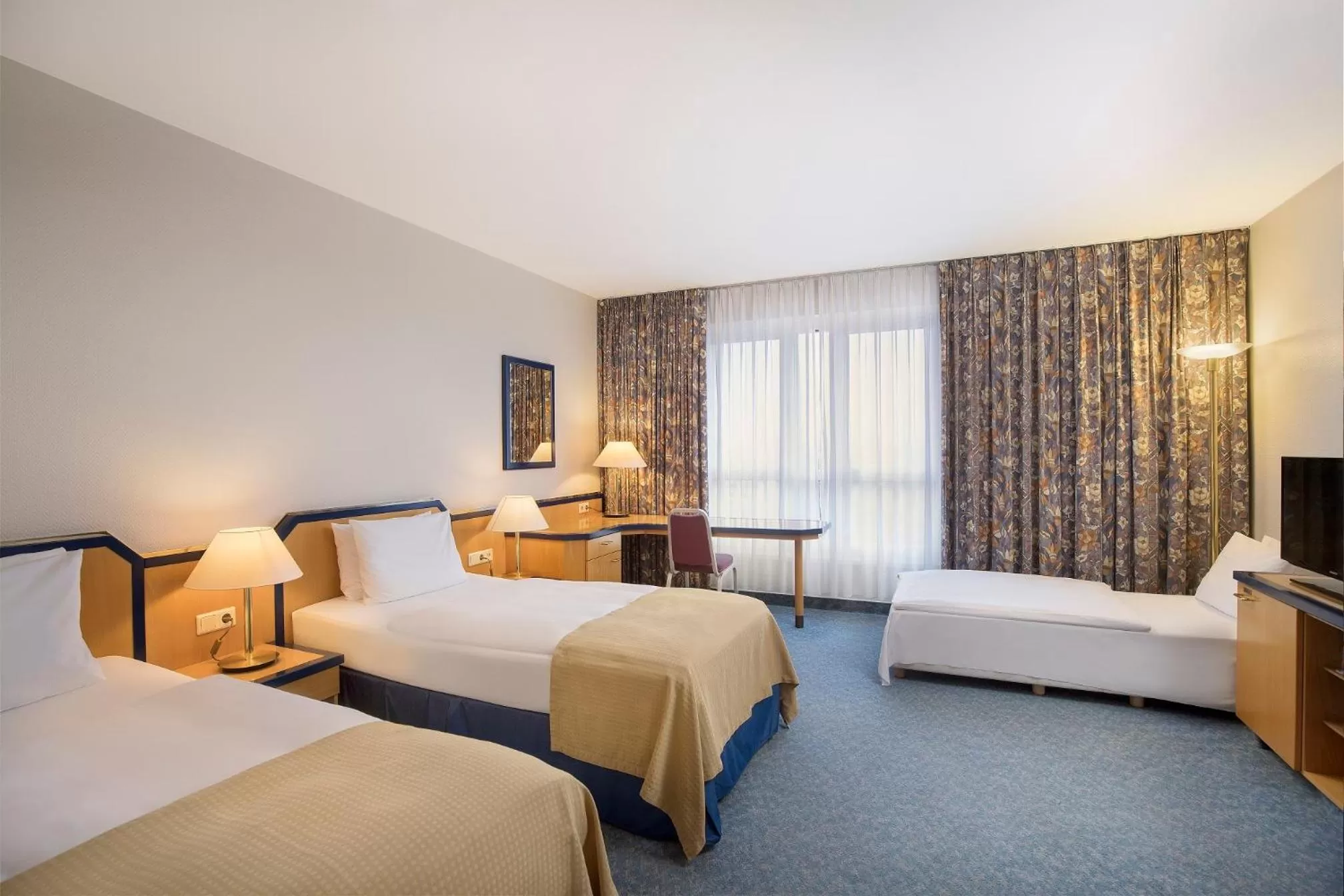 Premium Twin Room with Single Sofa Bed in Holiday Inn Hamburg, an IHG Hotel