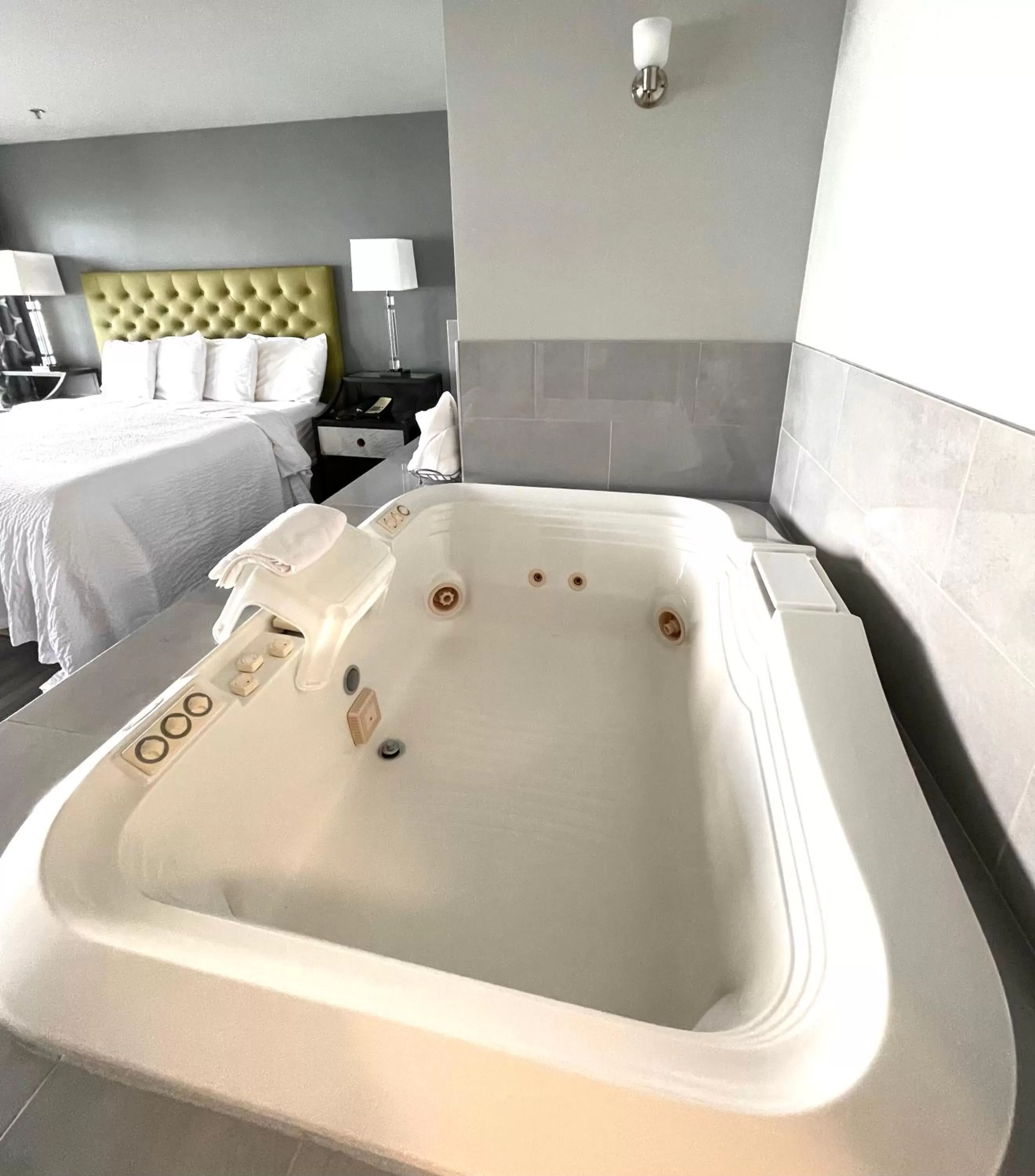 Premium King Deluxe Room in Tides Inn & Suites