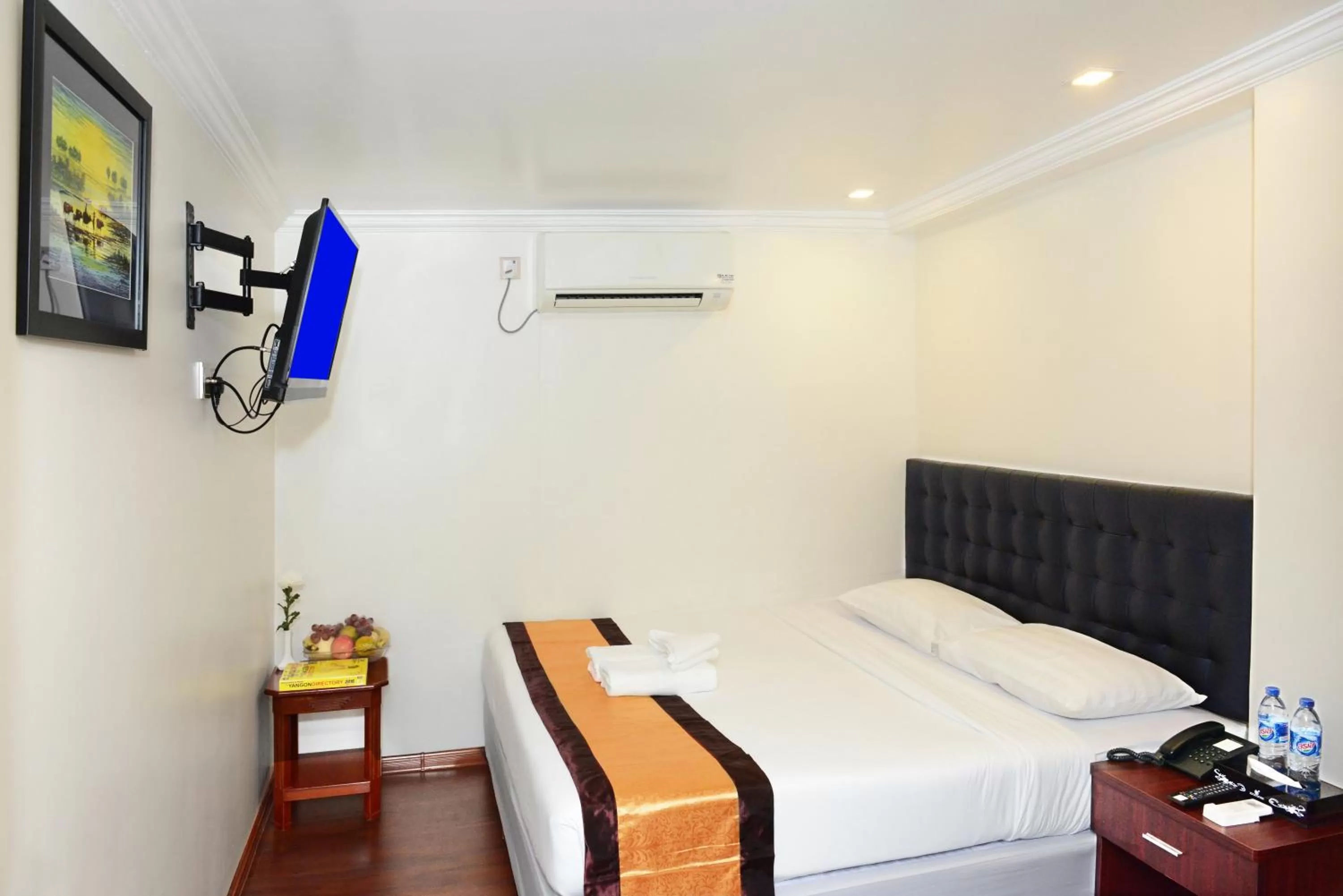 Superior Queen Room with Shared Bathroom & Common Kitchen in Hotel Bond