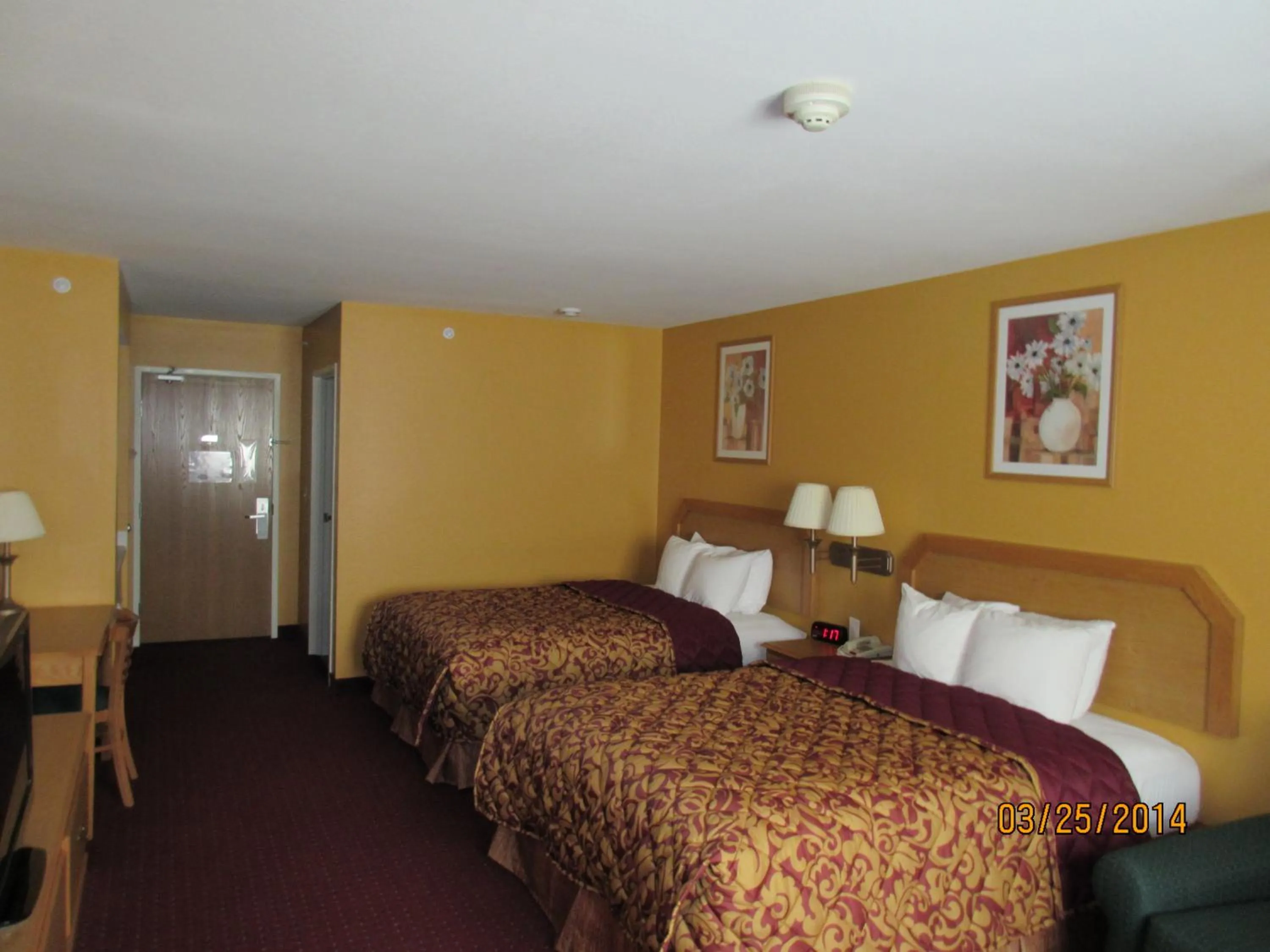 Queen Room with Two Queen Beds - Non-Smoking in Parkfield Inn - Warsaw