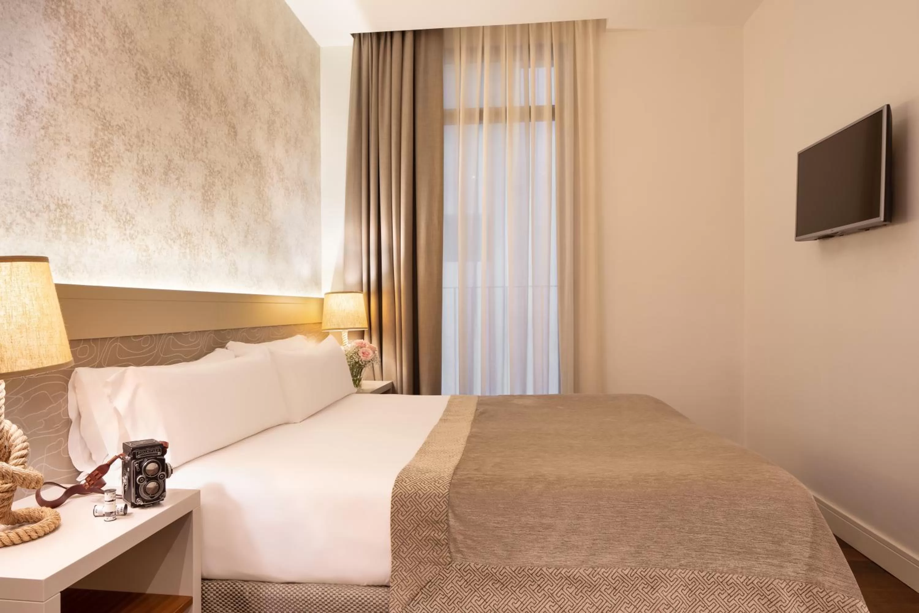 Bedroom, Bed in Duquesa Suites Landmark Hotel by Grup Duquessa