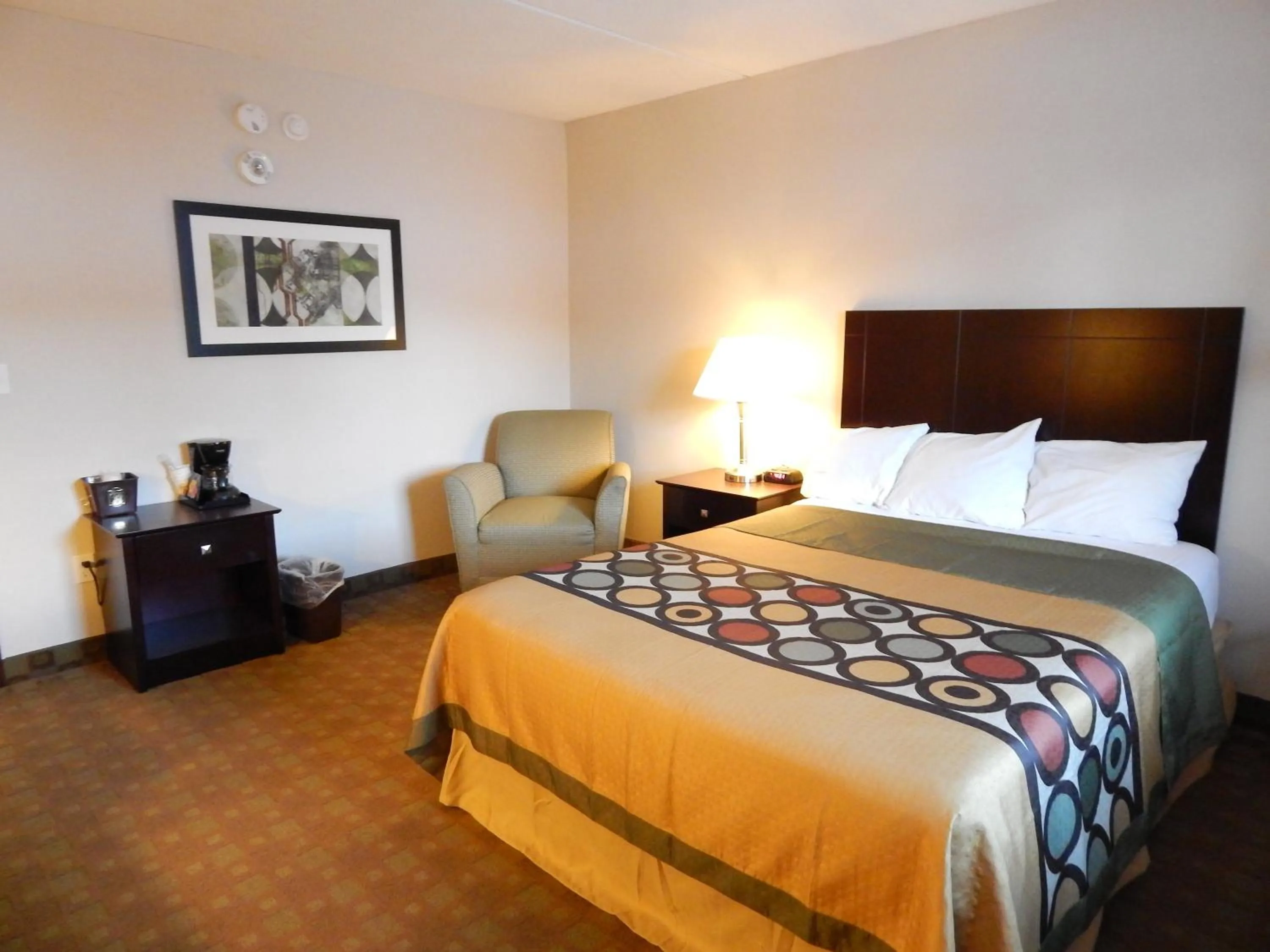 Deluxe Queen Room - Mobility Access/Non-Smoking in Super 8 by Wyndham White River Junction