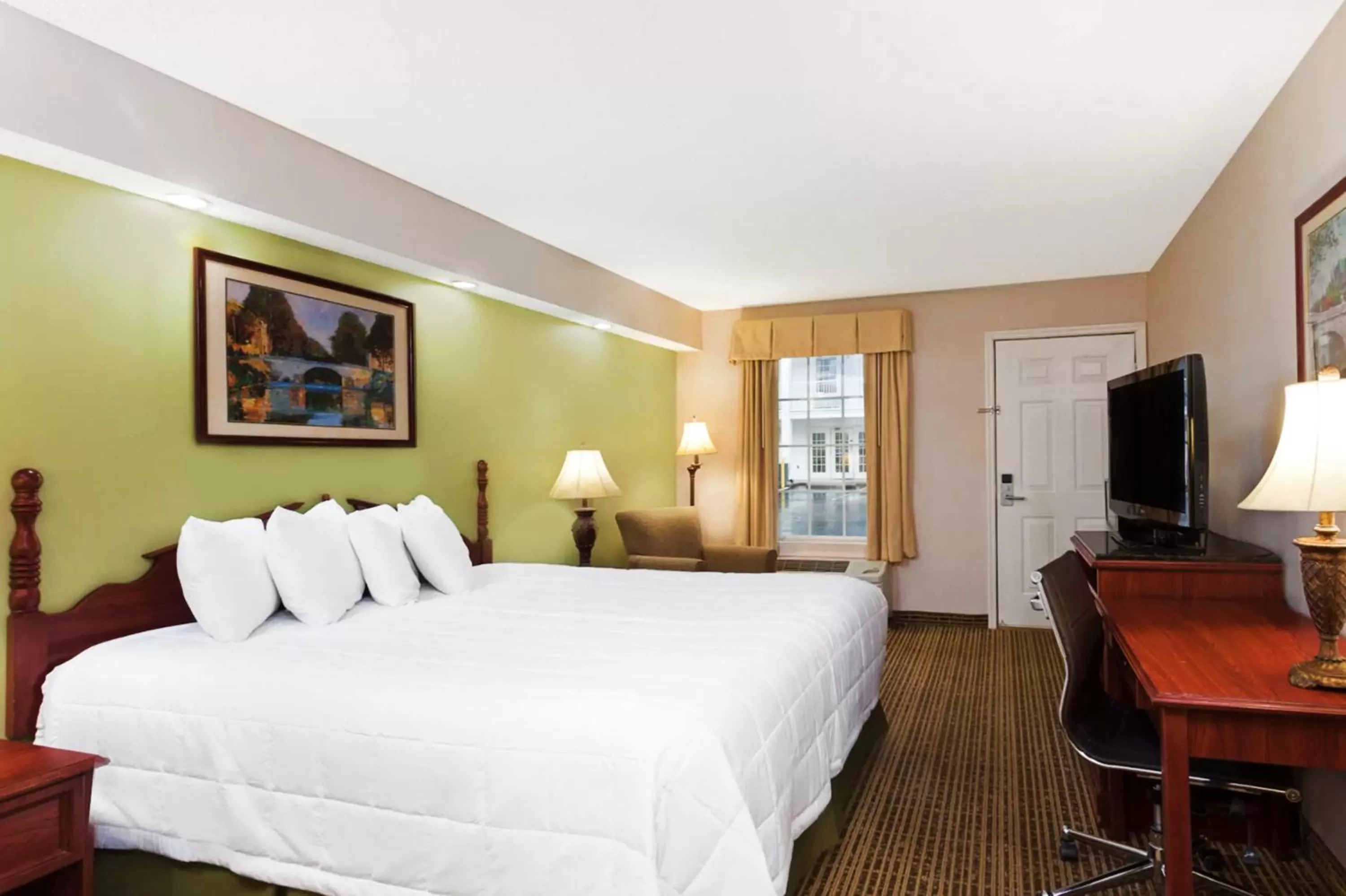 King Room - Non-Smoking in Baymont by Wyndham Tullahoma