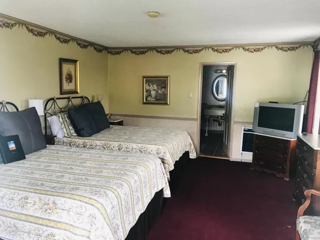 Queen Room with Two Queen Beds in Gunn House Hotel