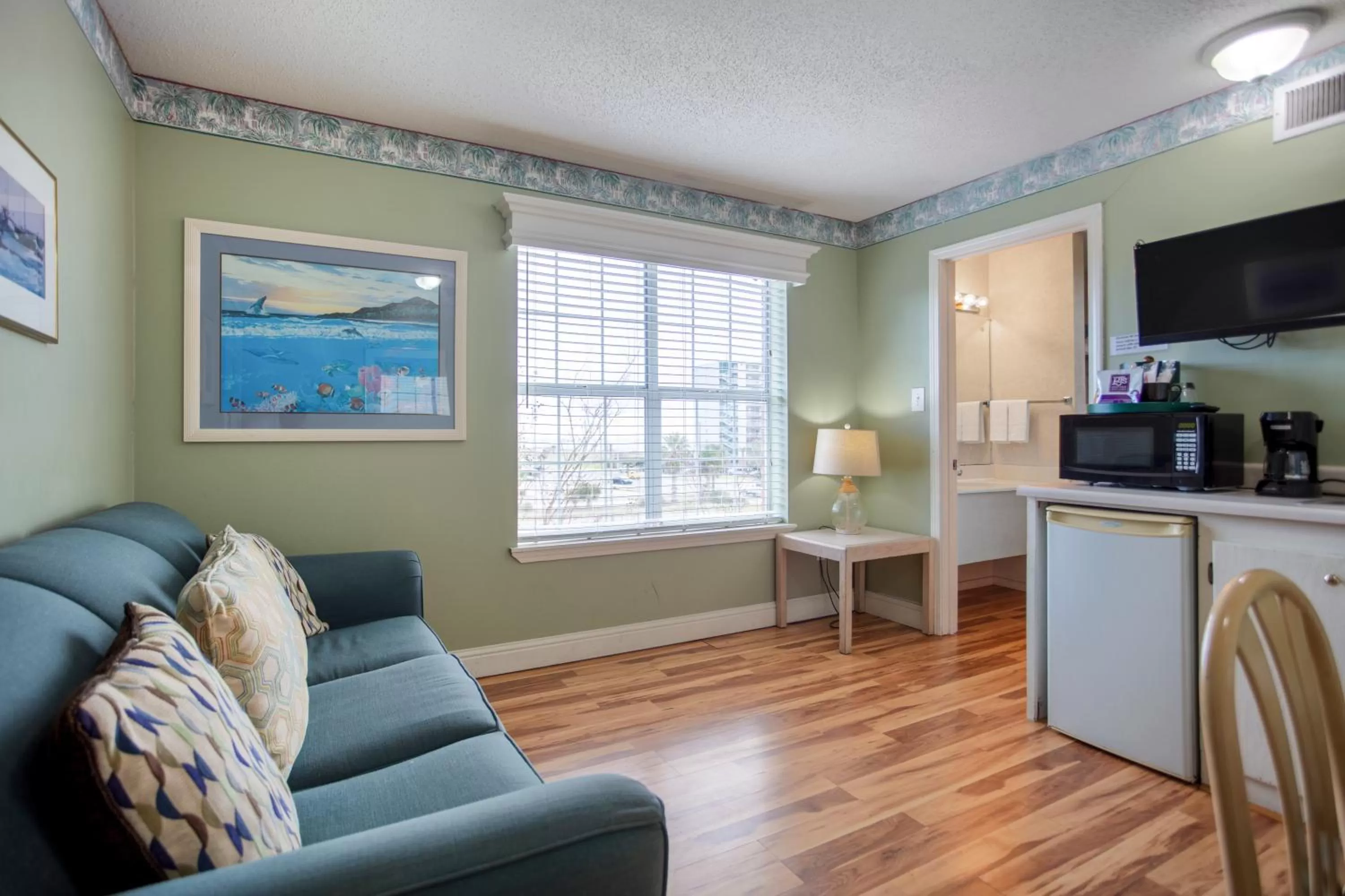 Deluxe Family Suite- Non Smoking in Edgewater Inn - Biloxi Beach