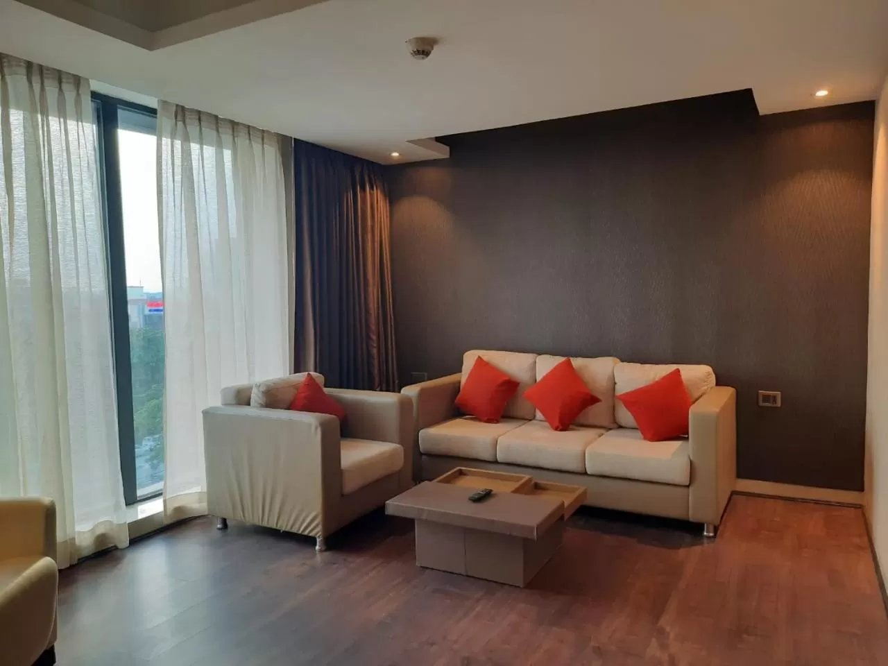 King Suite with City View and Walk-in Shower in Holiday Inn Kolkata Airport by IHG