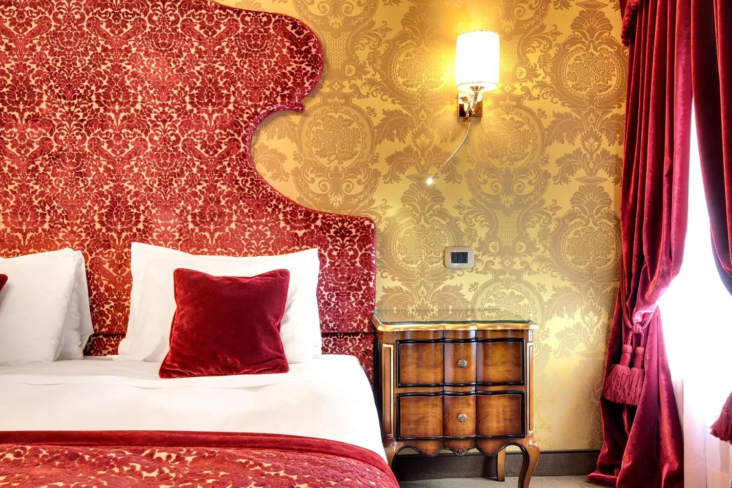 Basic Single Room in Hotel Casanova