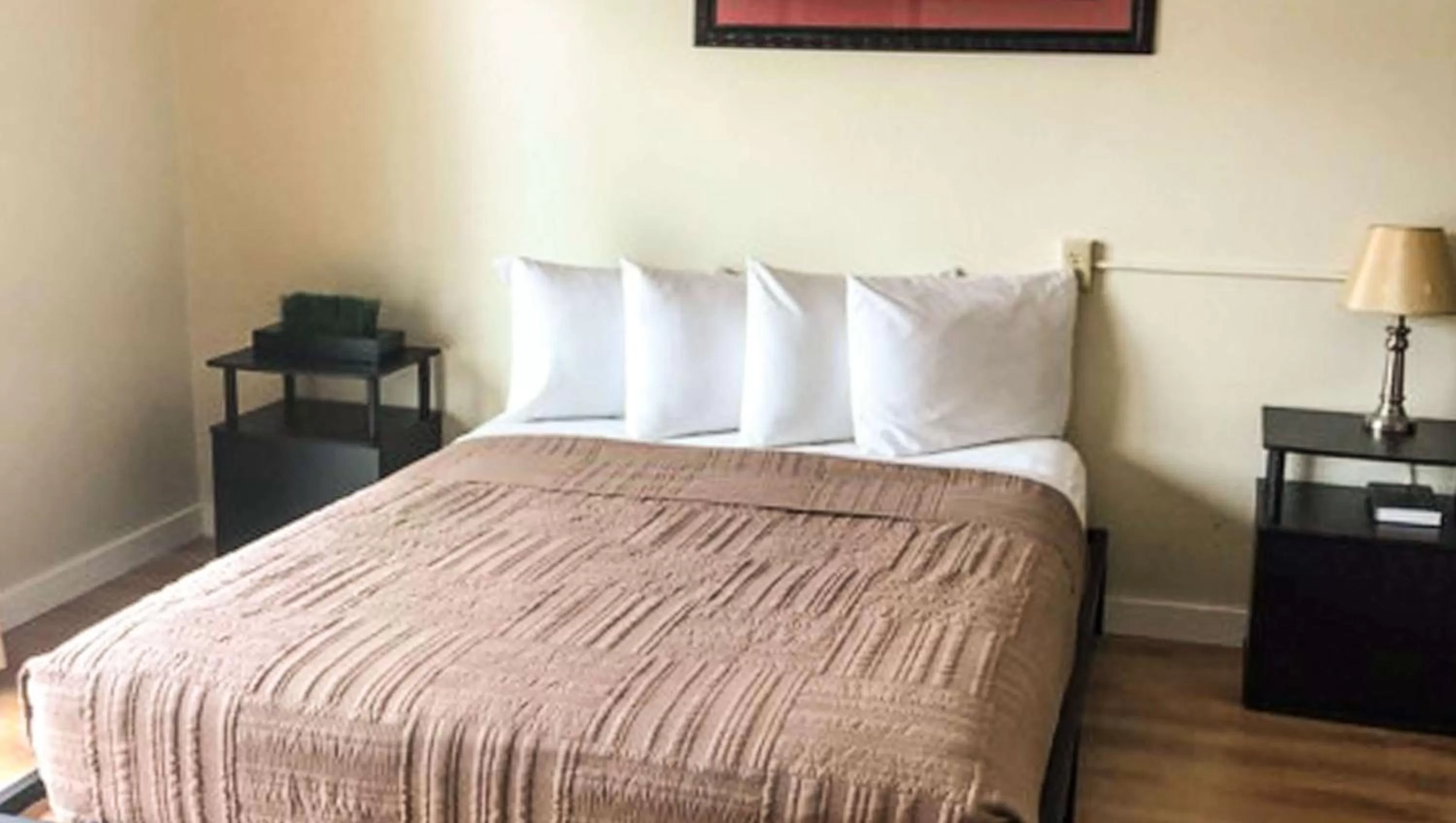 Queen Room - Non-Smoking in Colonial Inn Ellsworth