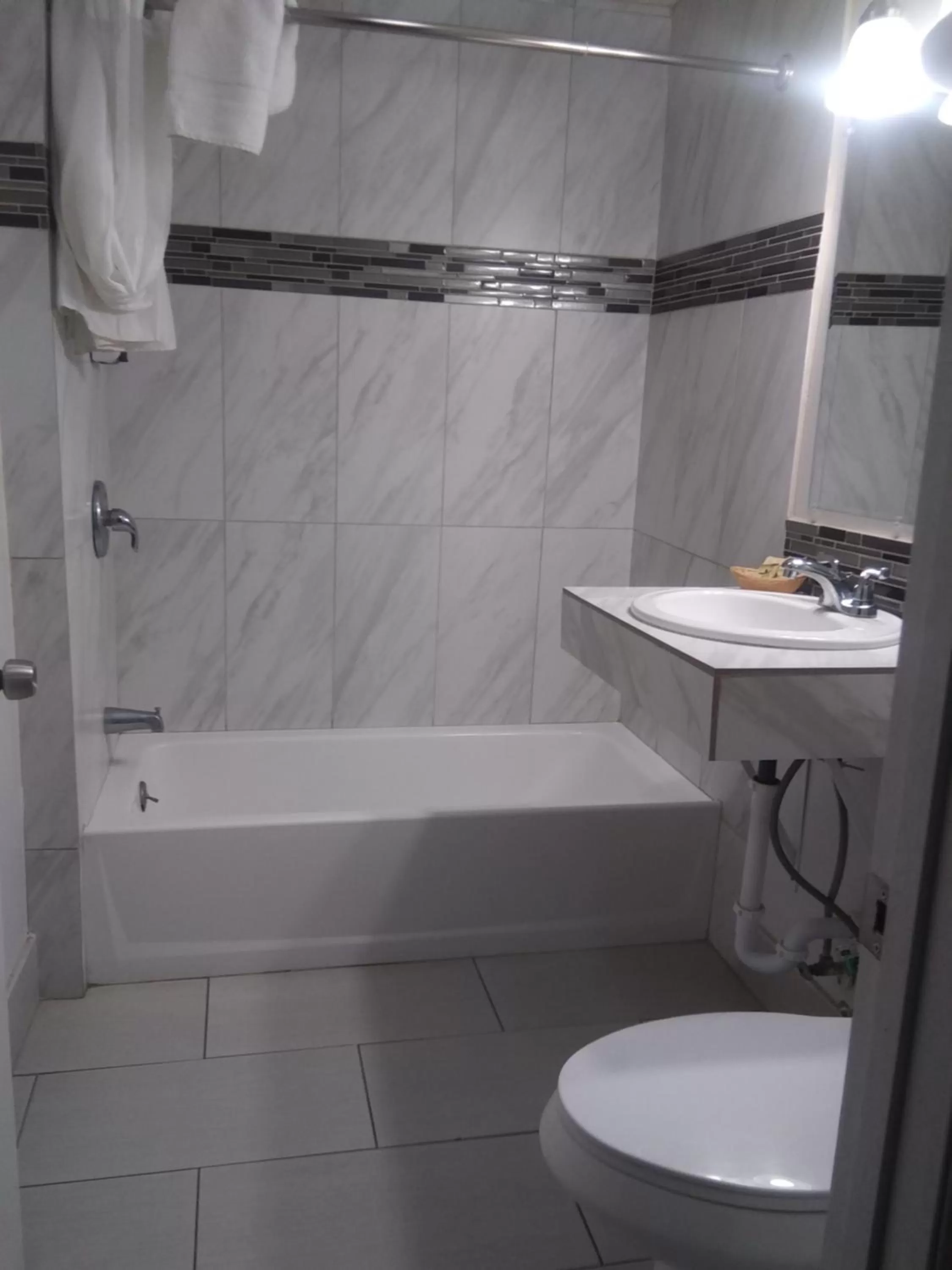 Deluxe Queen Room in Modoc Inn