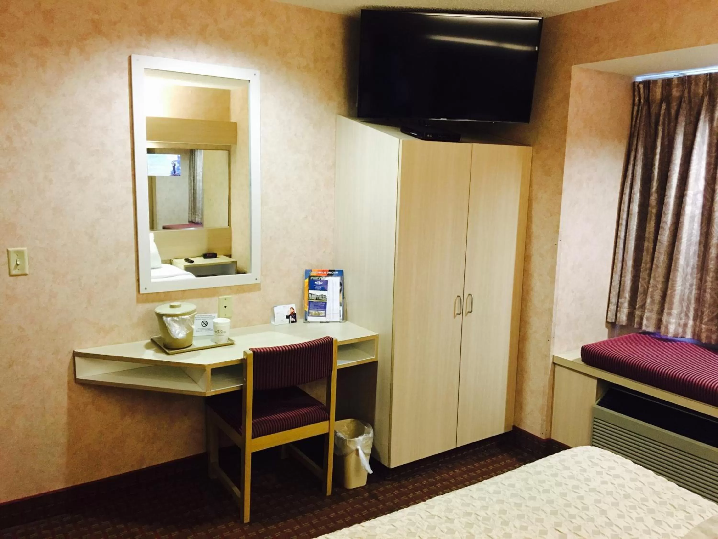 Queen Room - Non-Smoking in Microtel Inn & Suites by Wyndham Syracuse Baldwinsville