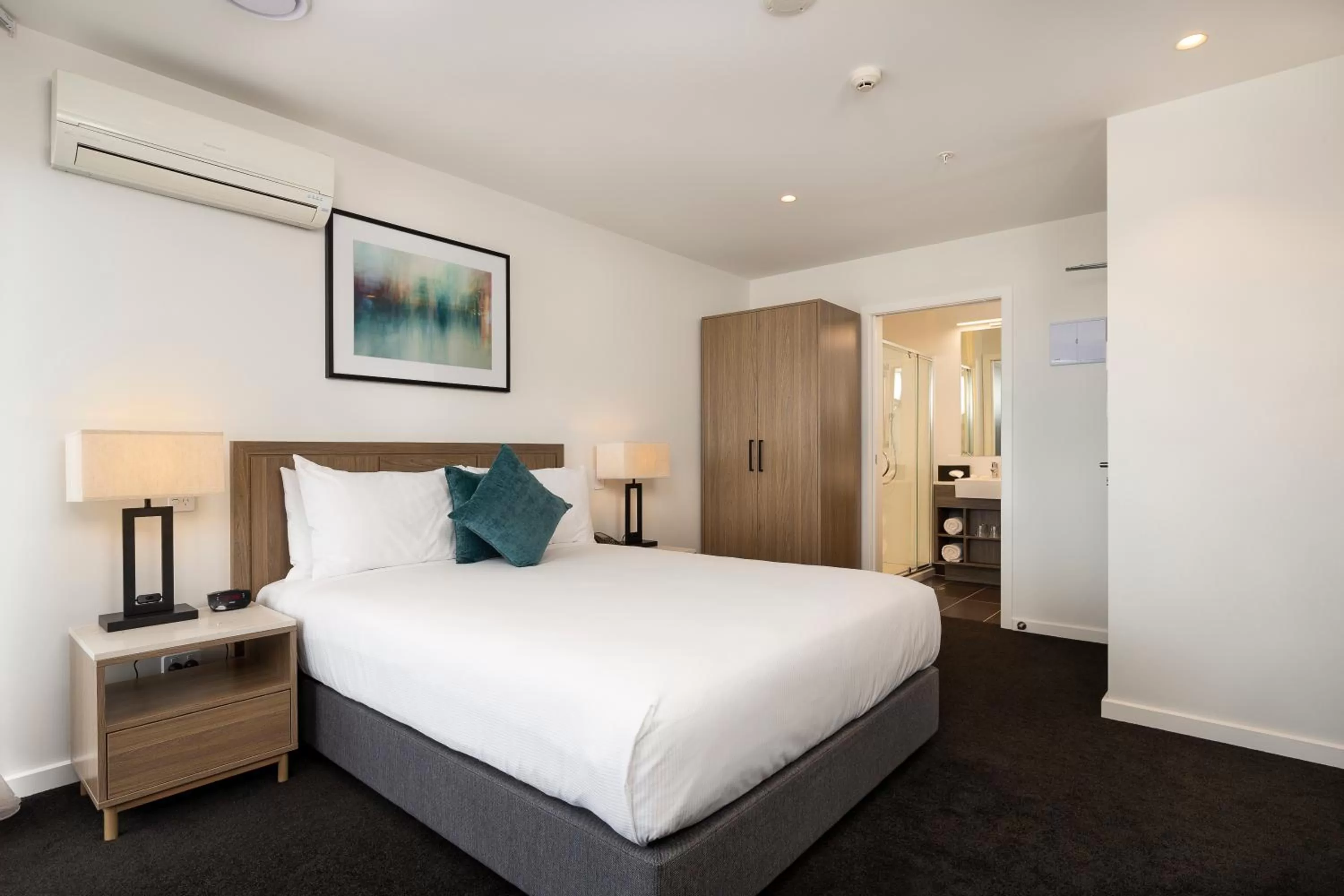 Deluxe Hotel Room with Balcony in Oaks Auckland Hotel