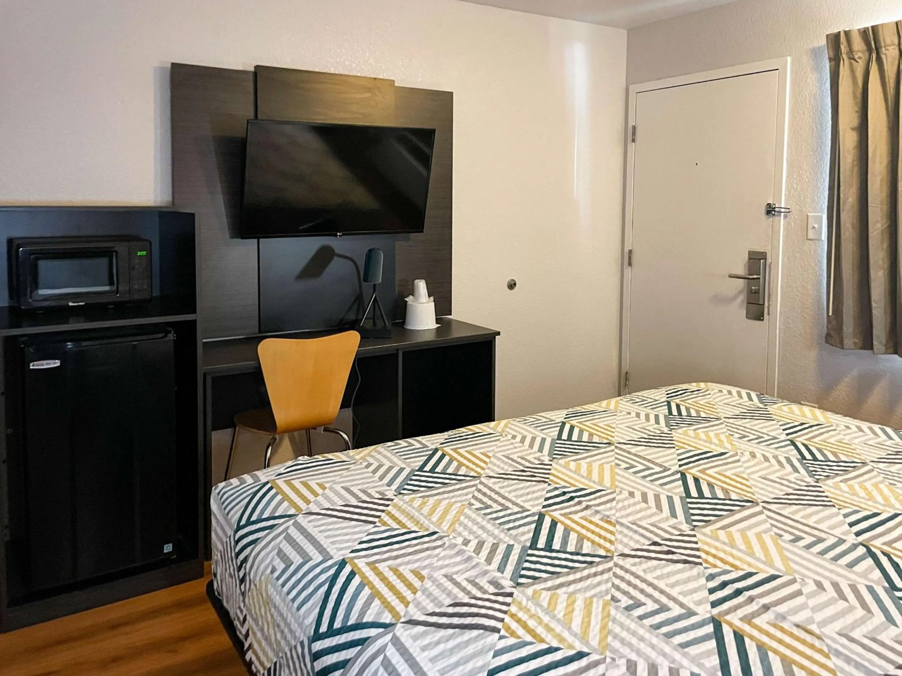 Deluxe King Room - Non-Smoking in Motel 6 Cheyenne