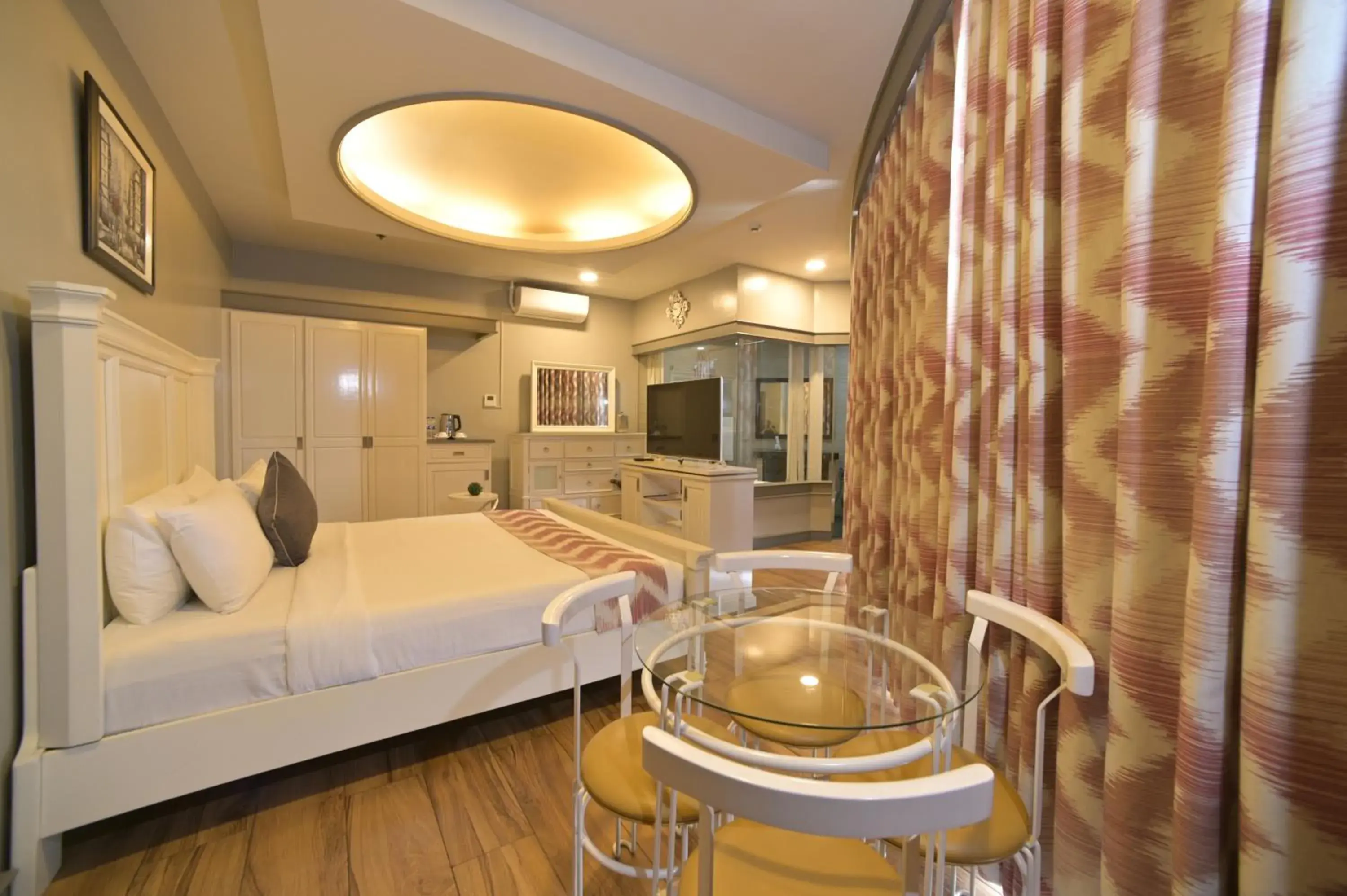 Paragon Hotel and Suites Paragon Hotel and Suites